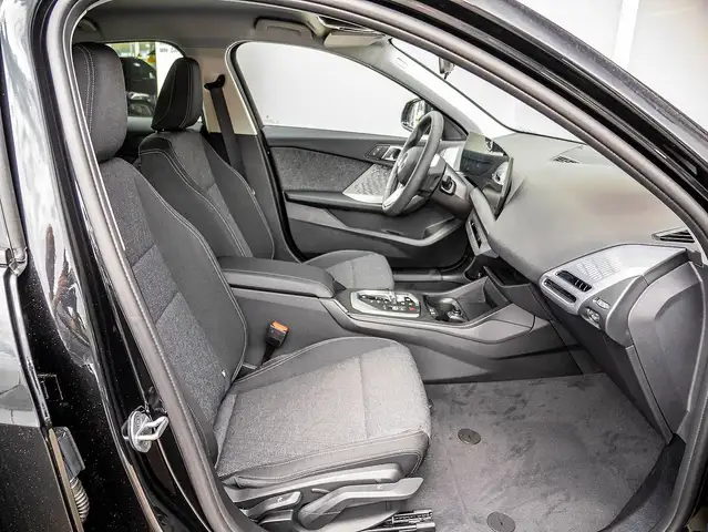 BMW 1 Series view 4