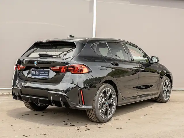 BMW 1 Series view 2