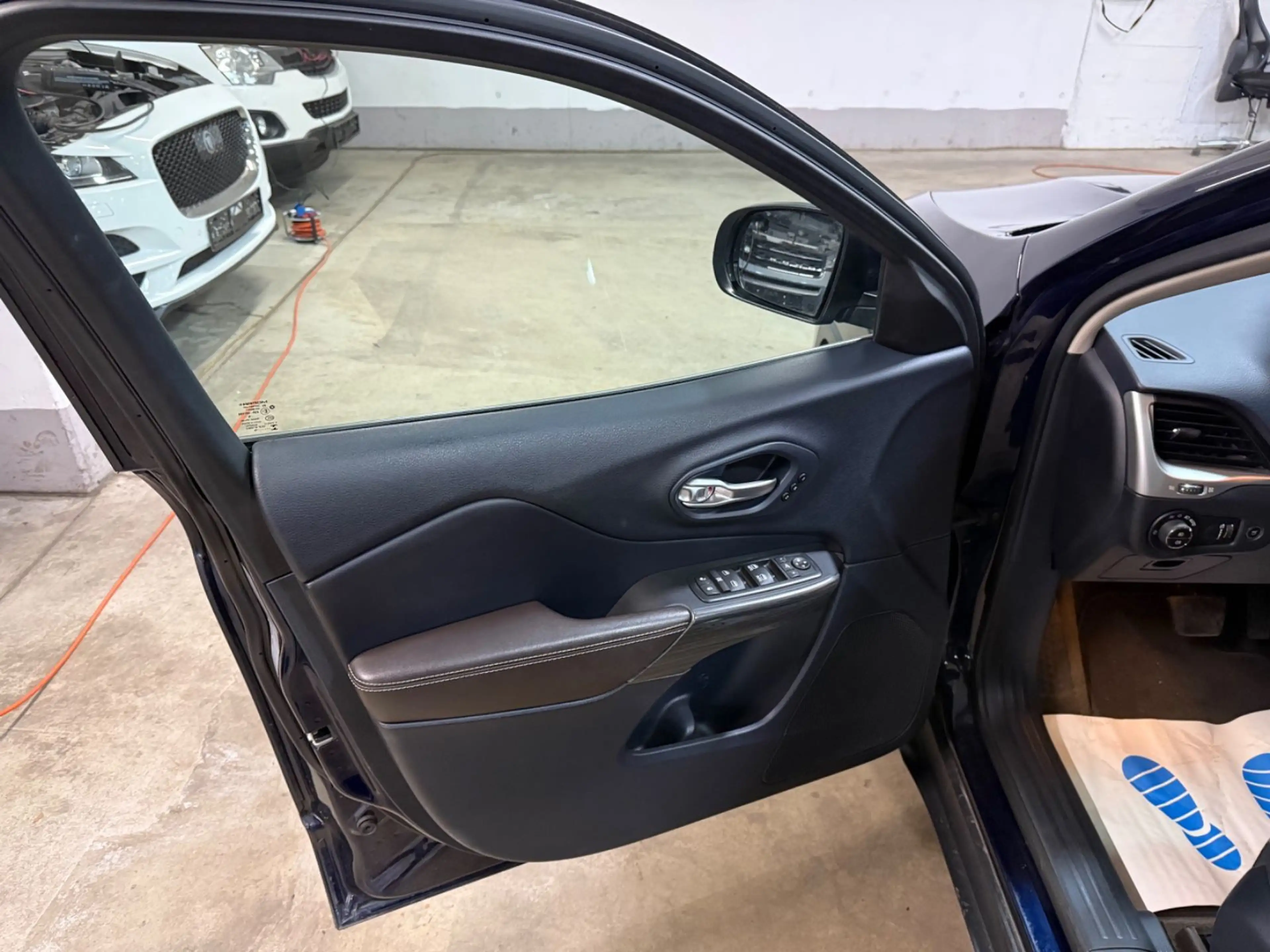 Jeep Cherokee Limited 4WD Navi~Klima~Leder~Panorama — photo 7
