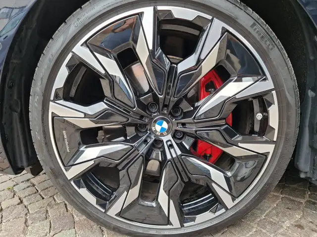 BMW 5 Series view 6