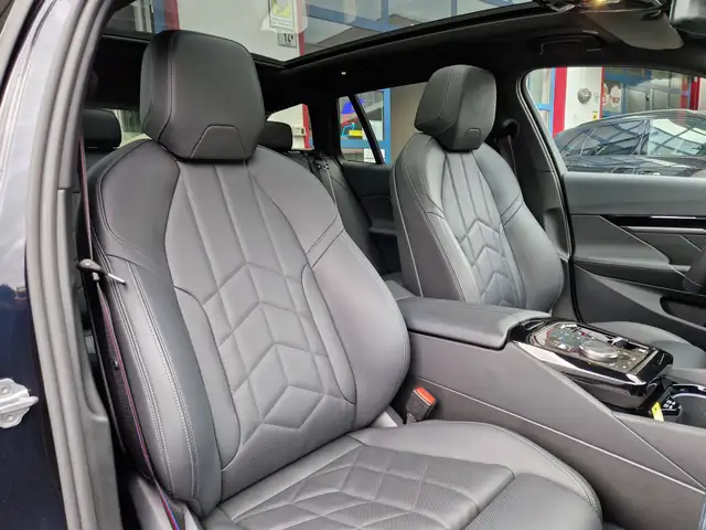 BMW 5 Series view 8