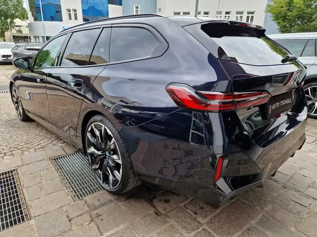 BMW 5 Series view 4