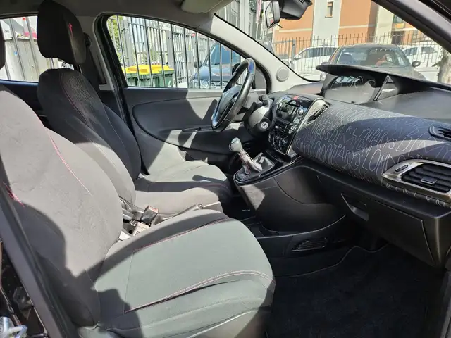 Lancia Ypsilon view 12