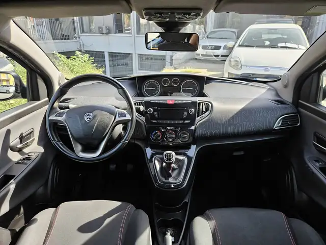 Lancia Ypsilon view 10