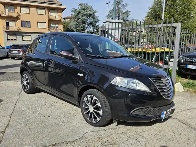 Lancia Ypsilon view 3