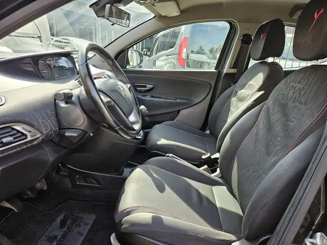 Lancia Ypsilon view 8