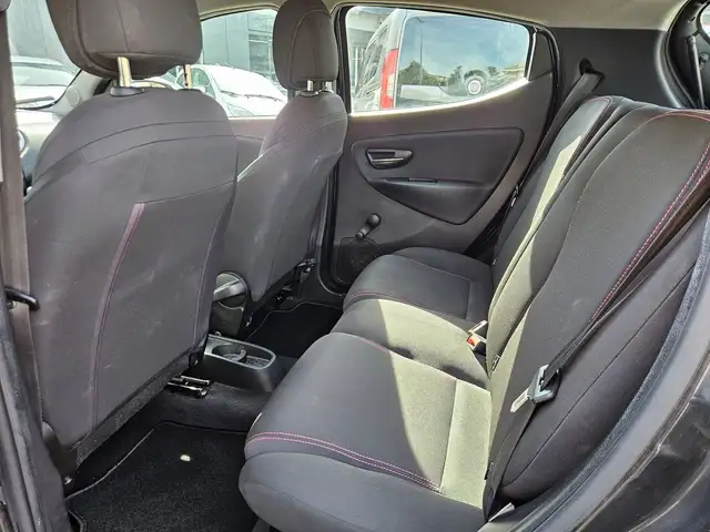 Lancia Ypsilon view 9