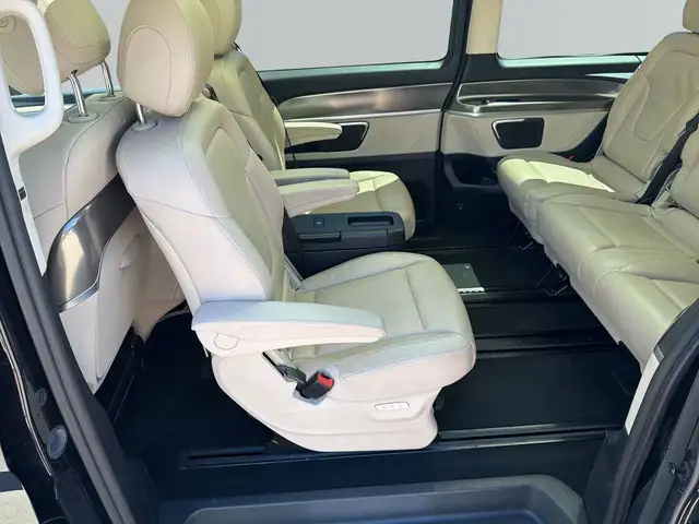 Mercedes-Benz V-Class view 9