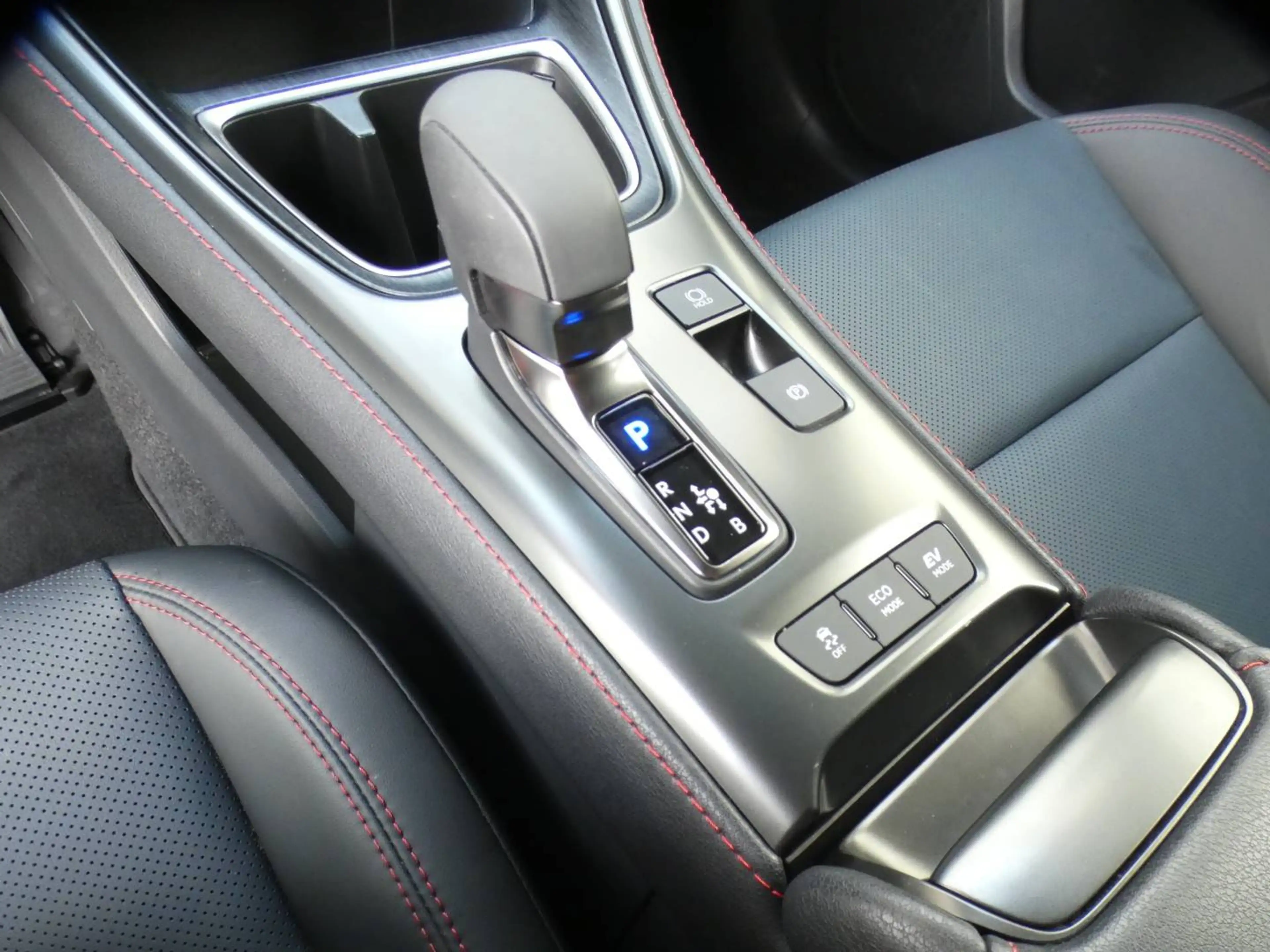 Lexus LBX Hybrid EMOTION +ZWART LEDER +Dodehoek +Zetelverwarming +Stuurwielverwarming +Parkeersensoren +Getinte ramen — photo 15