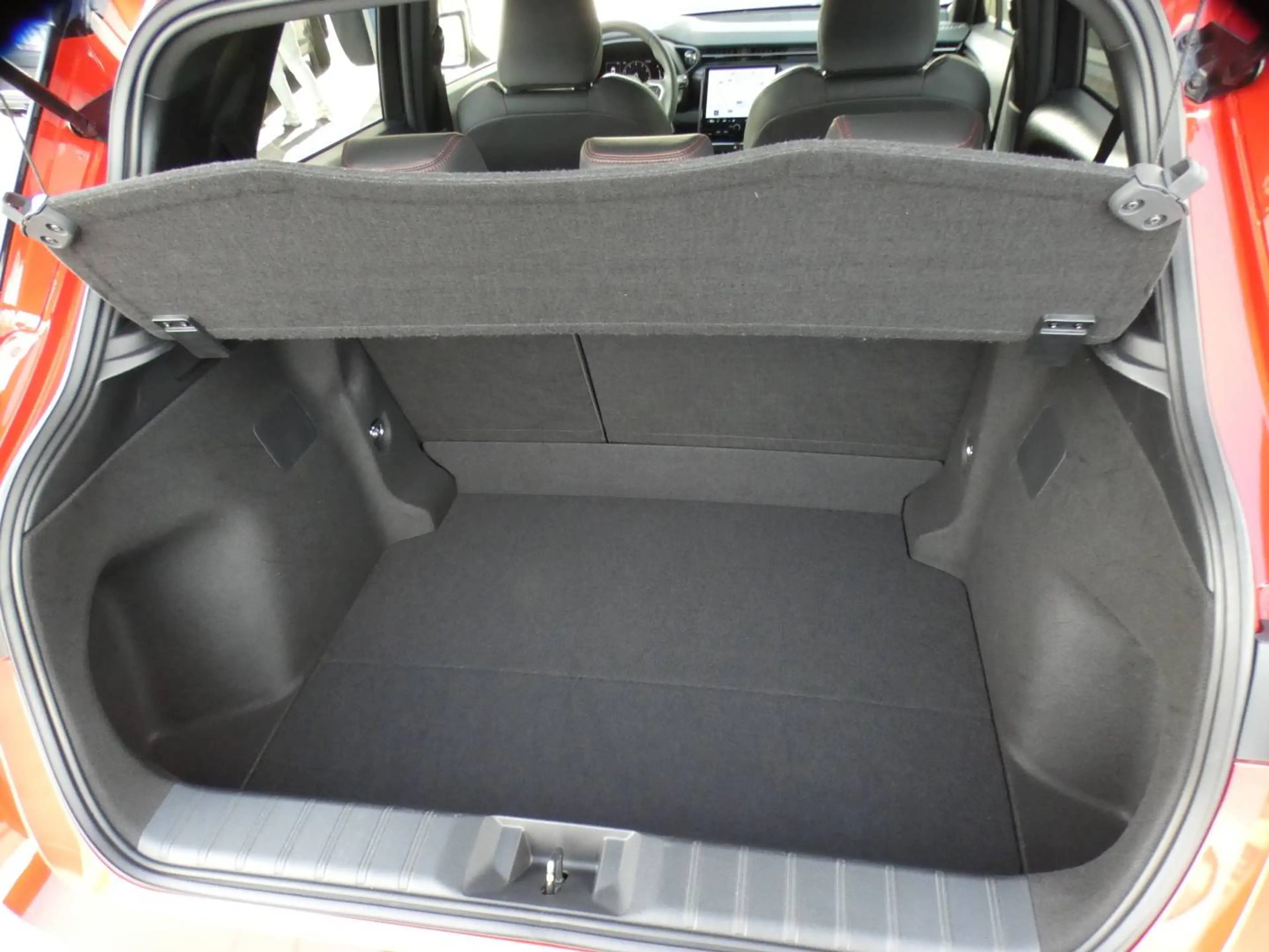 Lexus LBX Hybrid EMOTION +ZWART LEDER +Dodehoek +Zetelverwarming +Stuurwielverwarming +Parkeersensoren +Getinte ramen — photo 11