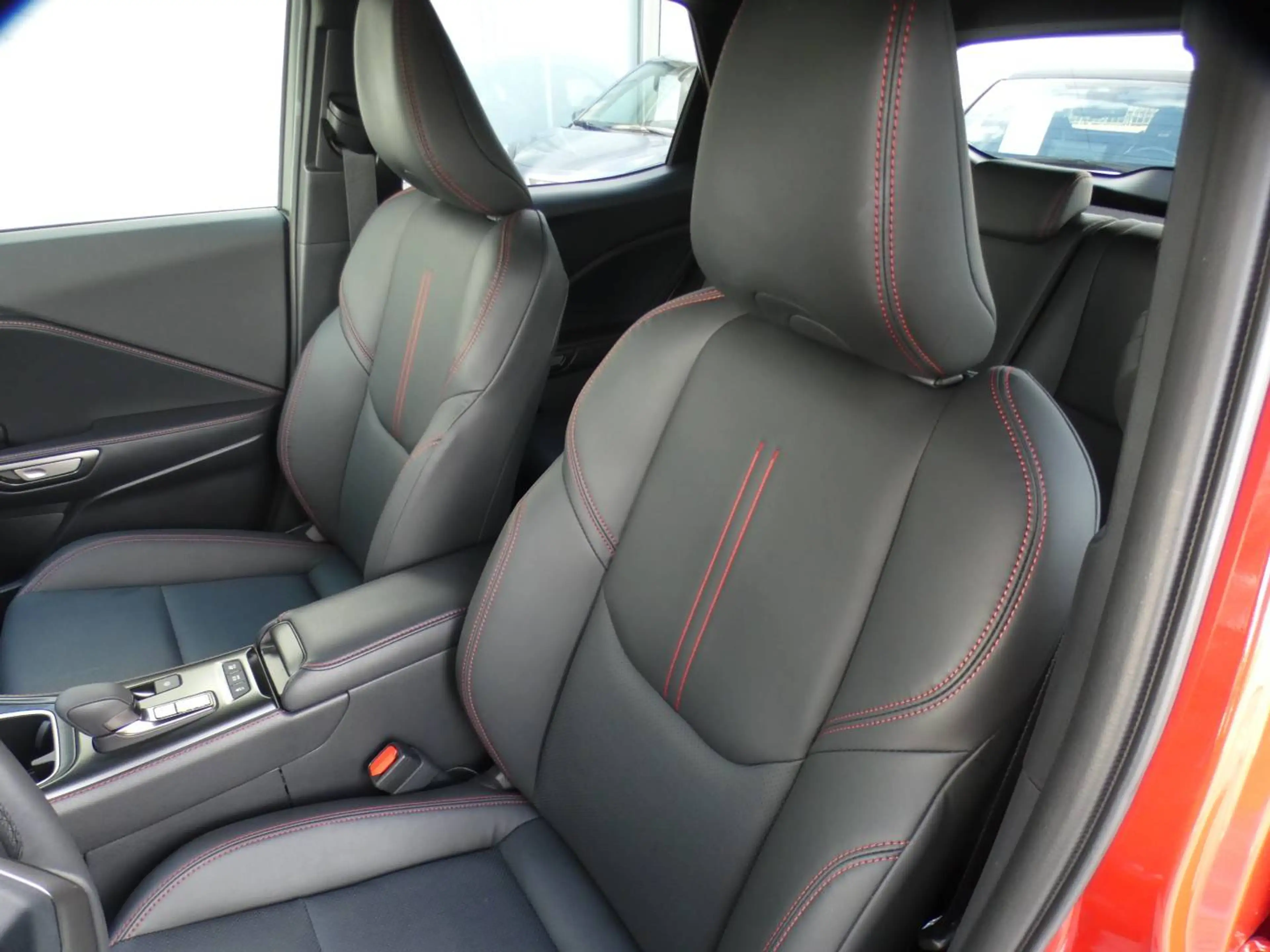 Lexus LBX Hybrid EMOTION +ZWART LEDER +Dodehoek +Zetelverwarming +Stuurwielverwarming +Parkeersensoren +Getinte ramen — photo 6