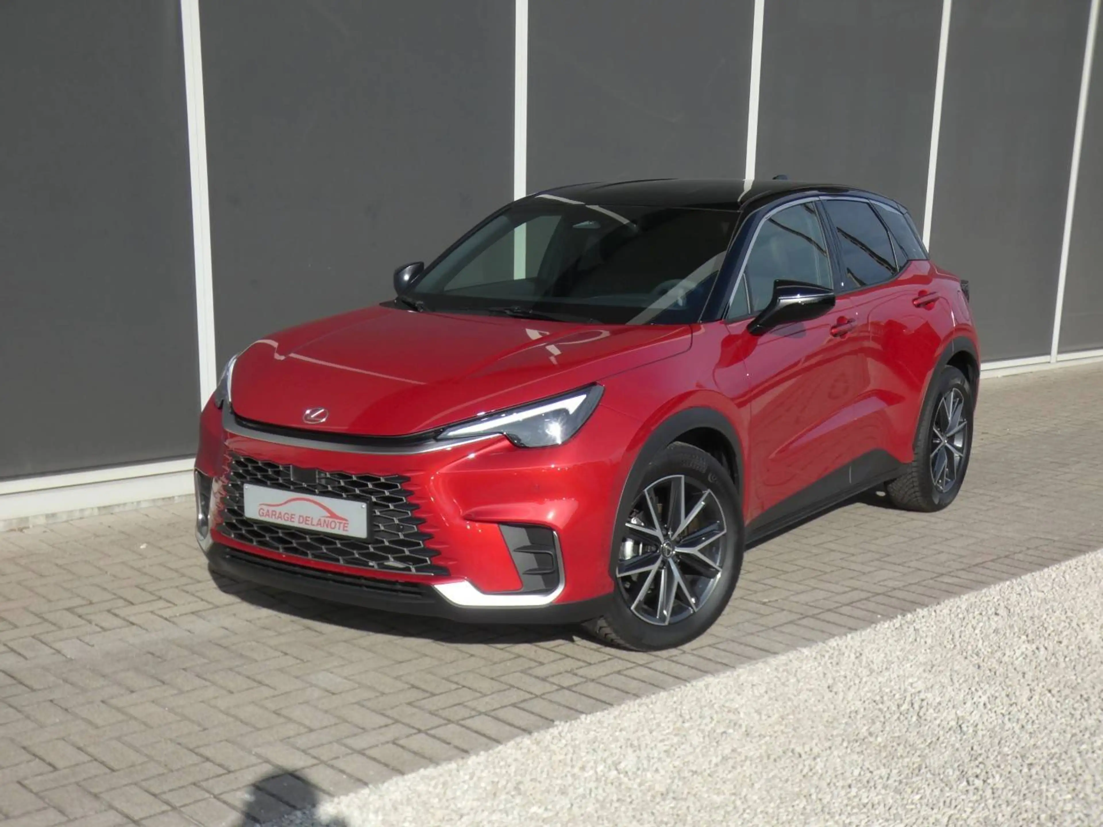 Lexus LBX Hybrid EMOTION +ZWART LEDER +Dodehoek +Zetelverwarming +Stuurwielverwarming +Parkeersensoren +Getinte ramen