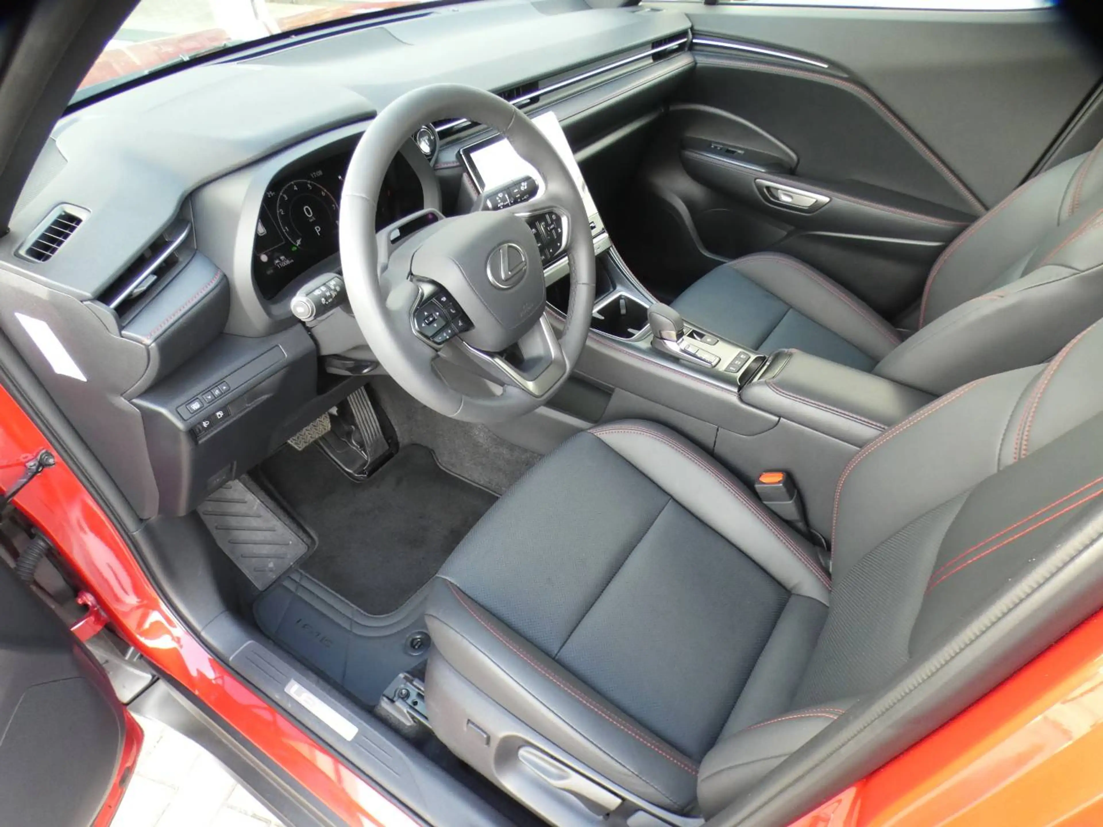 Lexus LBX Hybrid EMOTION +ZWART LEDER +Dodehoek +Zetelverwarming +Stuurwielverwarming +Parkeersensoren +Getinte ramen — photo 7
