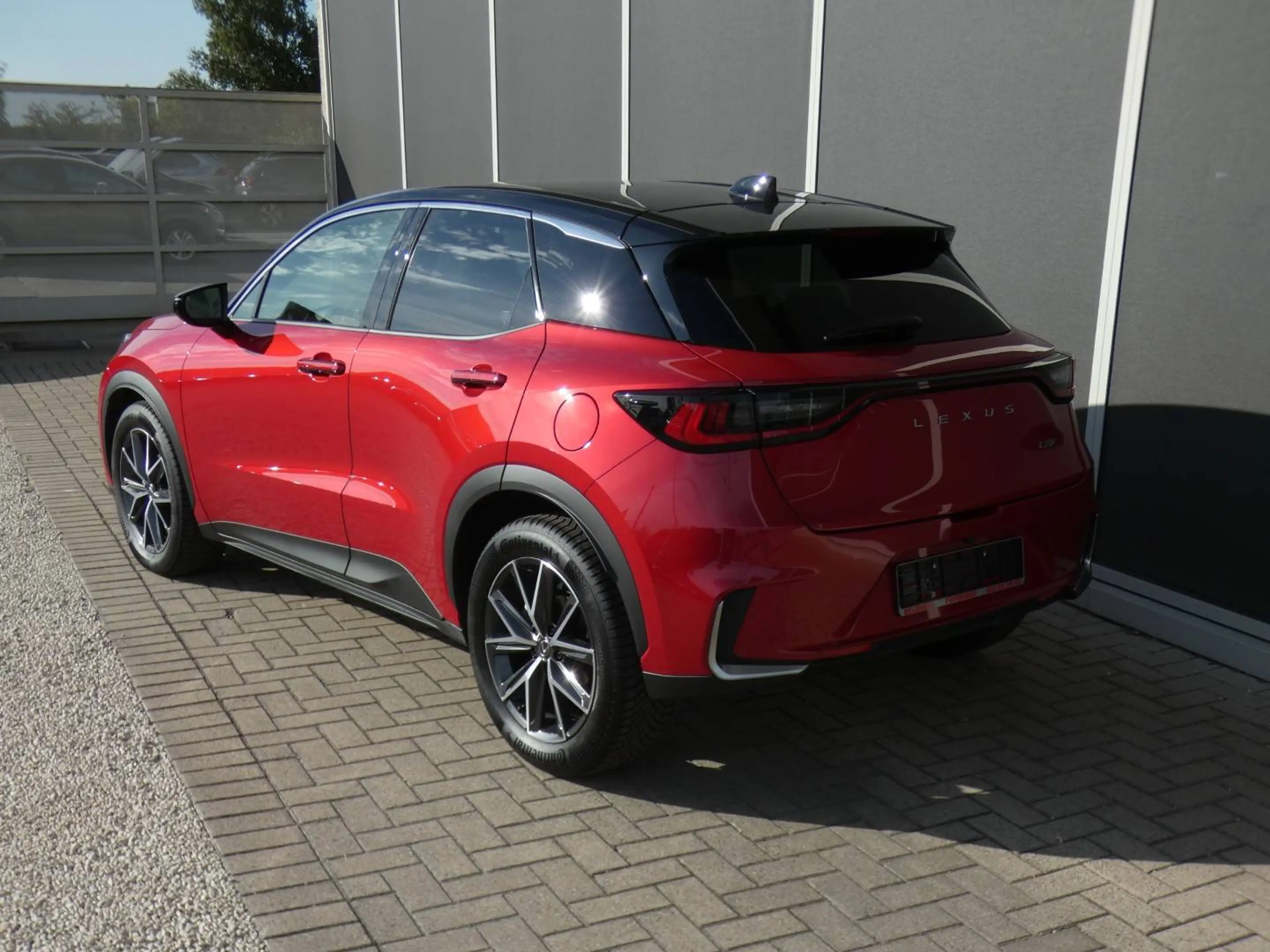 Lexus LBX Hybrid EMOTION +ZWART LEDER +Dodehoek +Zetelverwarming +Stuurwielverwarming +Parkeersensoren +Getinte ramen — photo 5