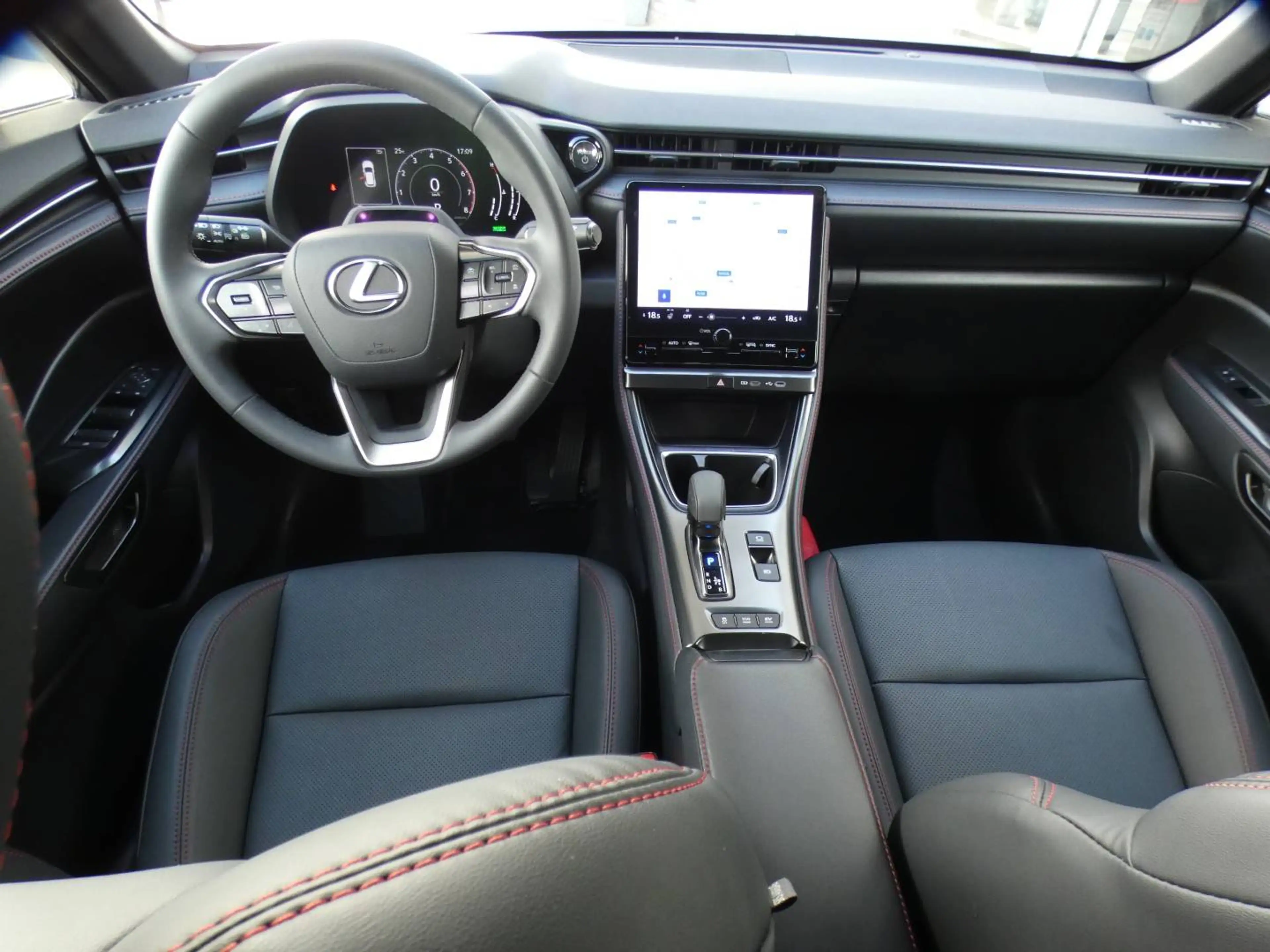 Lexus LBX Hybrid EMOTION +ZWART LEDER +Dodehoek +Zetelverwarming +Stuurwielverwarming +Parkeersensoren +Getinte ramen — photo 10