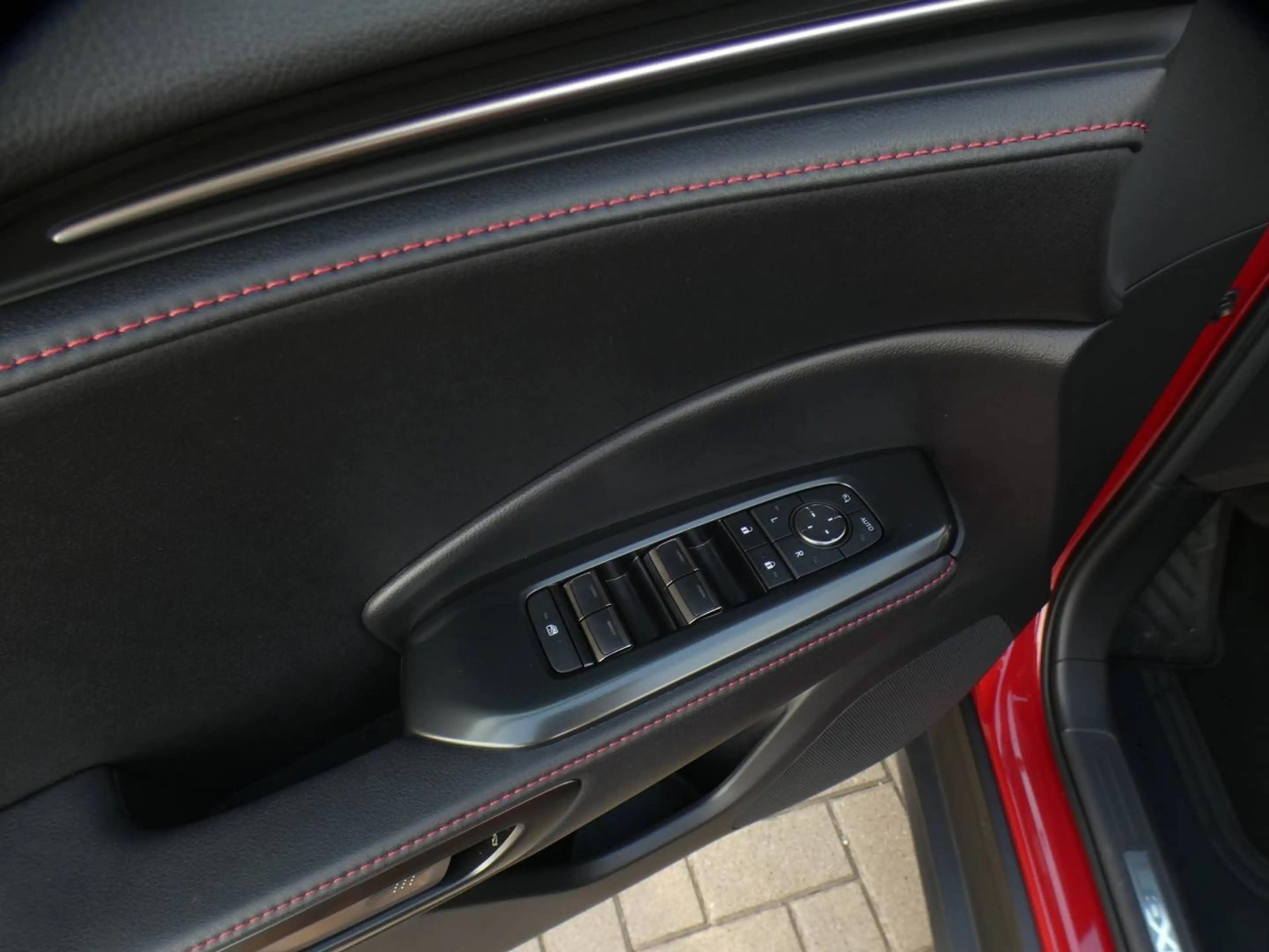 Lexus LBX Hybrid EMOTION +ZWART LEDER +Dodehoek +Zetelverwarming +Stuurwielverwarming +Parkeersensoren +Getinte ramen — photo 12