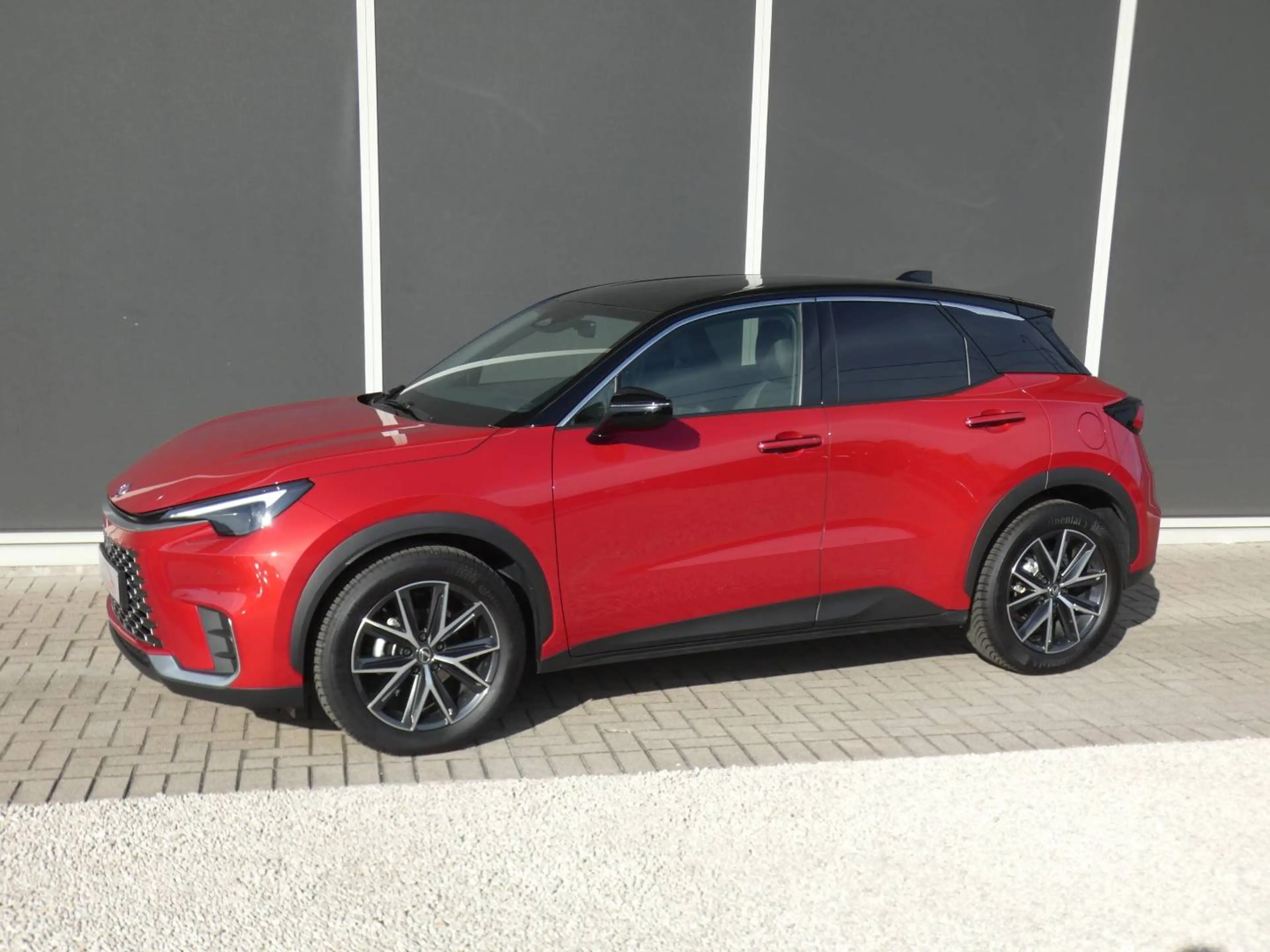 Lexus LBX Hybrid EMOTION +ZWART LEDER +Dodehoek +Zetelverwarming +Stuurwielverwarming +Parkeersensoren +Getinte ramen — photo 4