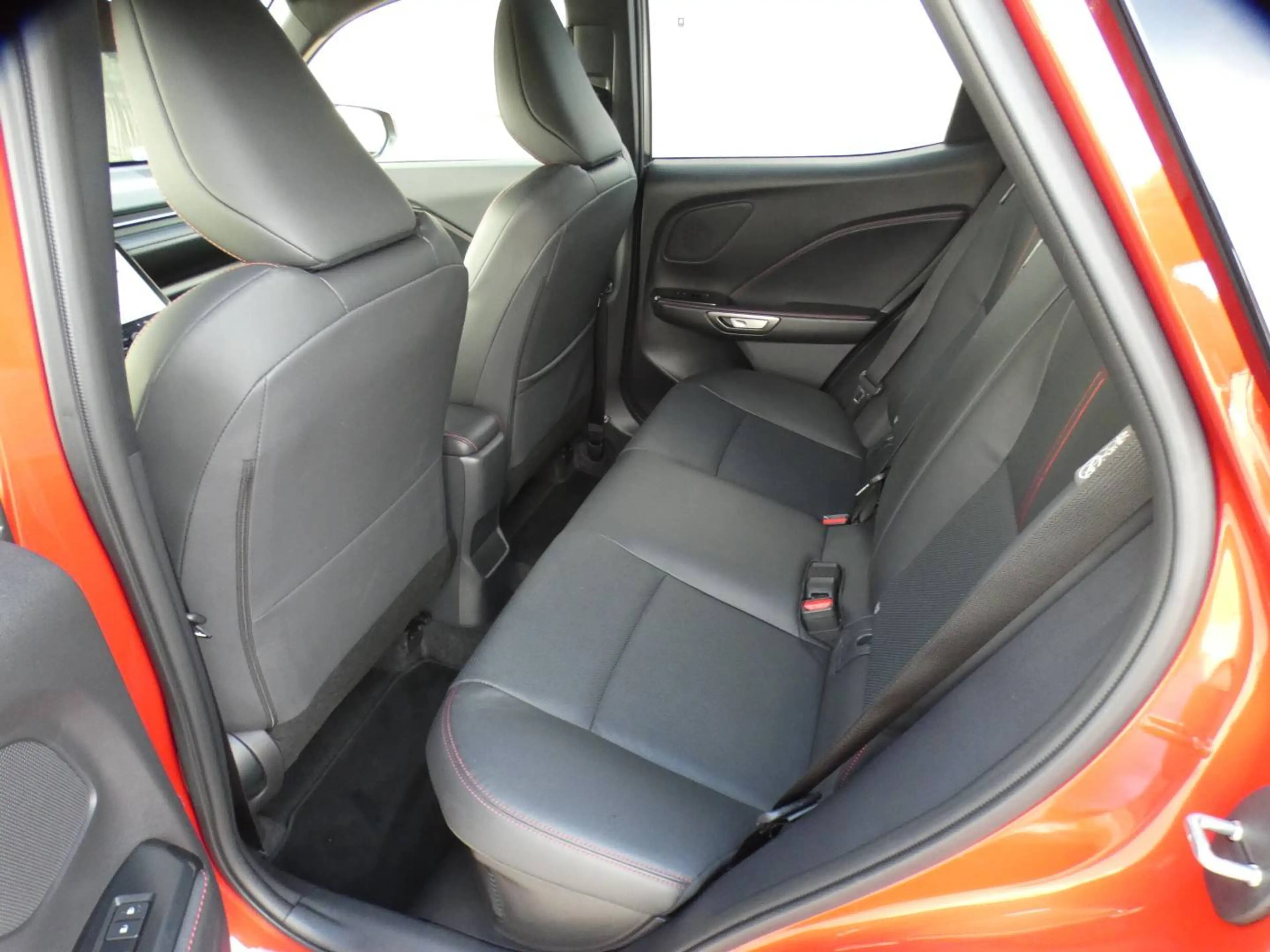Lexus LBX Hybrid EMOTION +ZWART LEDER +Dodehoek +Zetelverwarming +Stuurwielverwarming +Parkeersensoren +Getinte ramen — photo 8