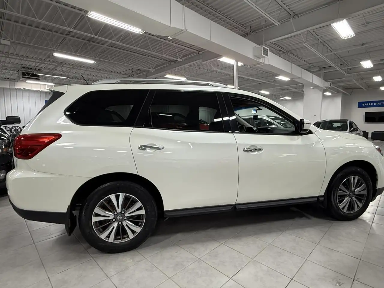 Nissan Pathfinder снимка Nissan Pathfinder