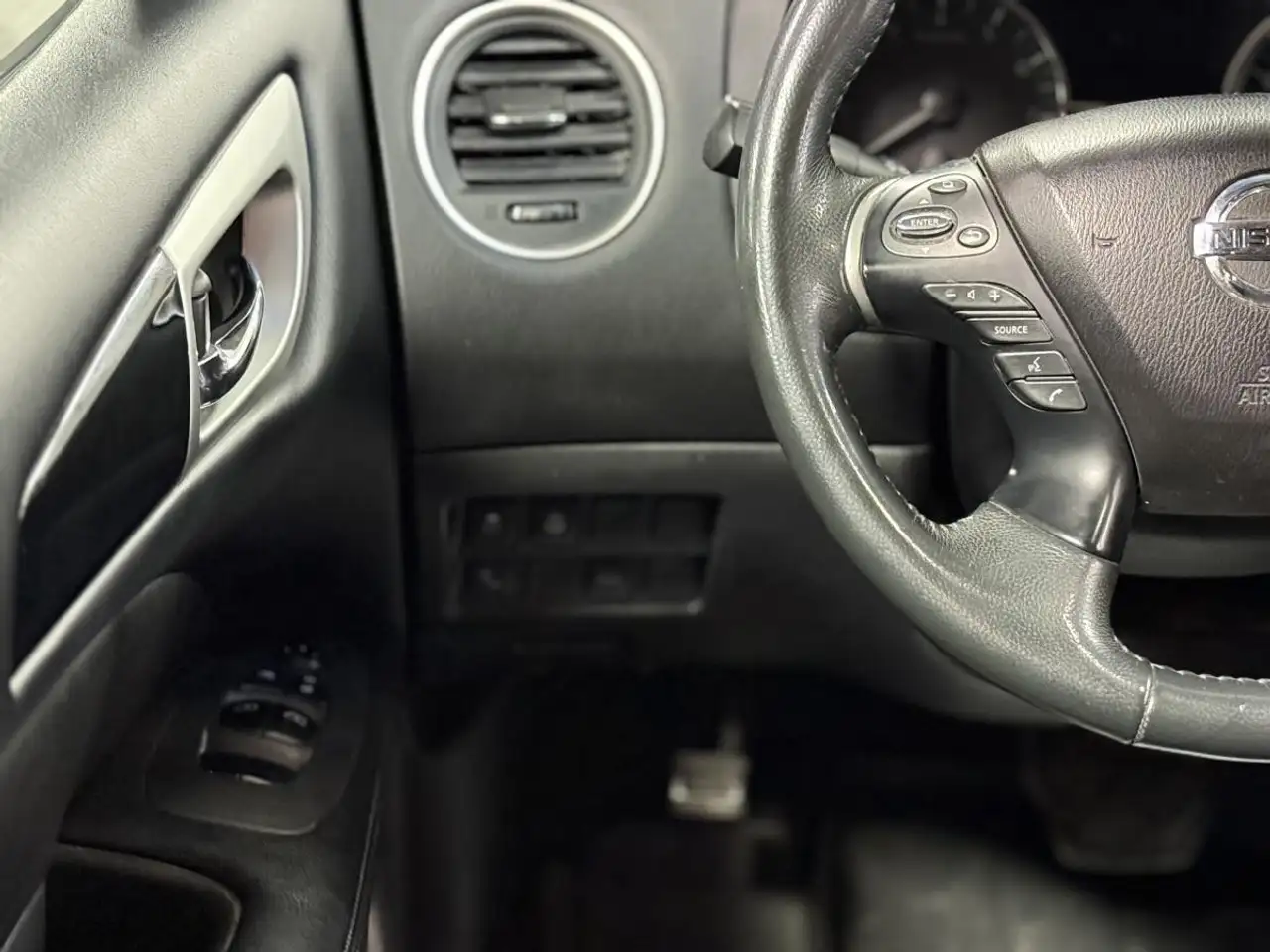 Nissan Pathfinder снимка Nissan Pathfinder