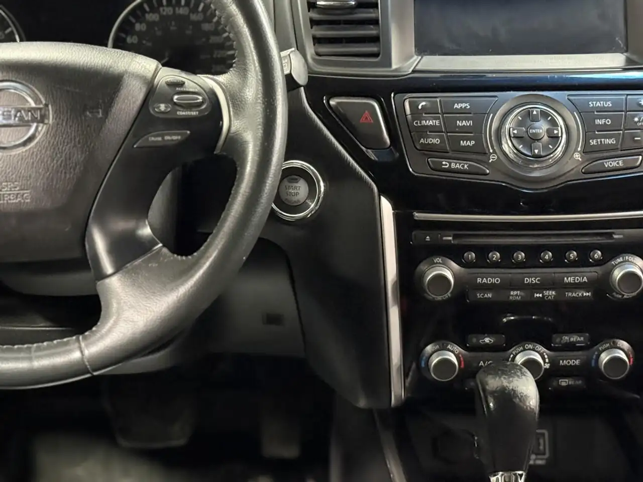 Nissan Pathfinder снимка Nissan Pathfinder