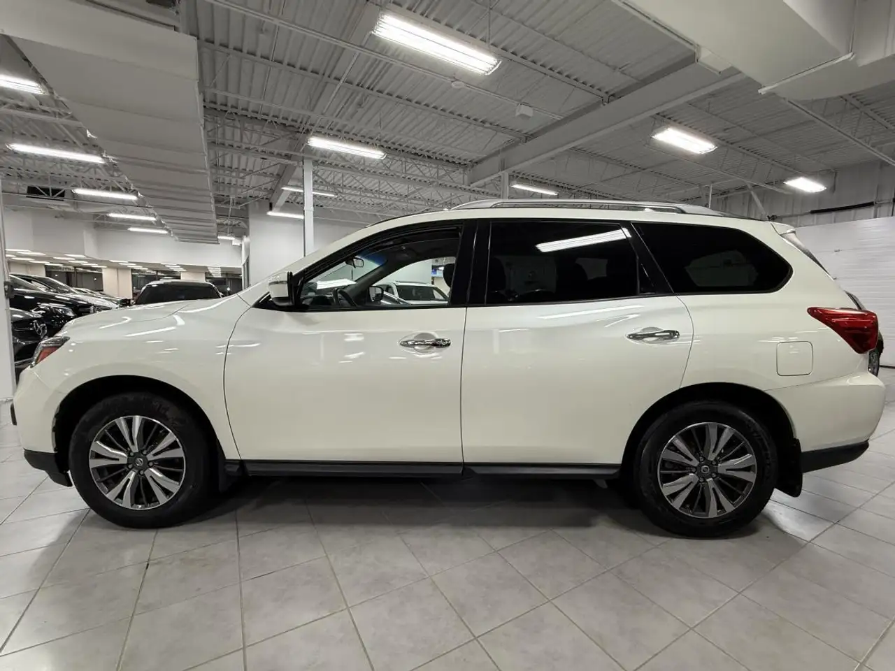 Nissan Pathfinder снимка Nissan Pathfinder