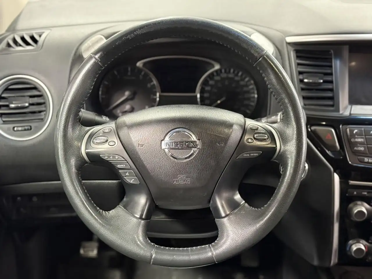 Nissan Pathfinder снимка Nissan Pathfinder