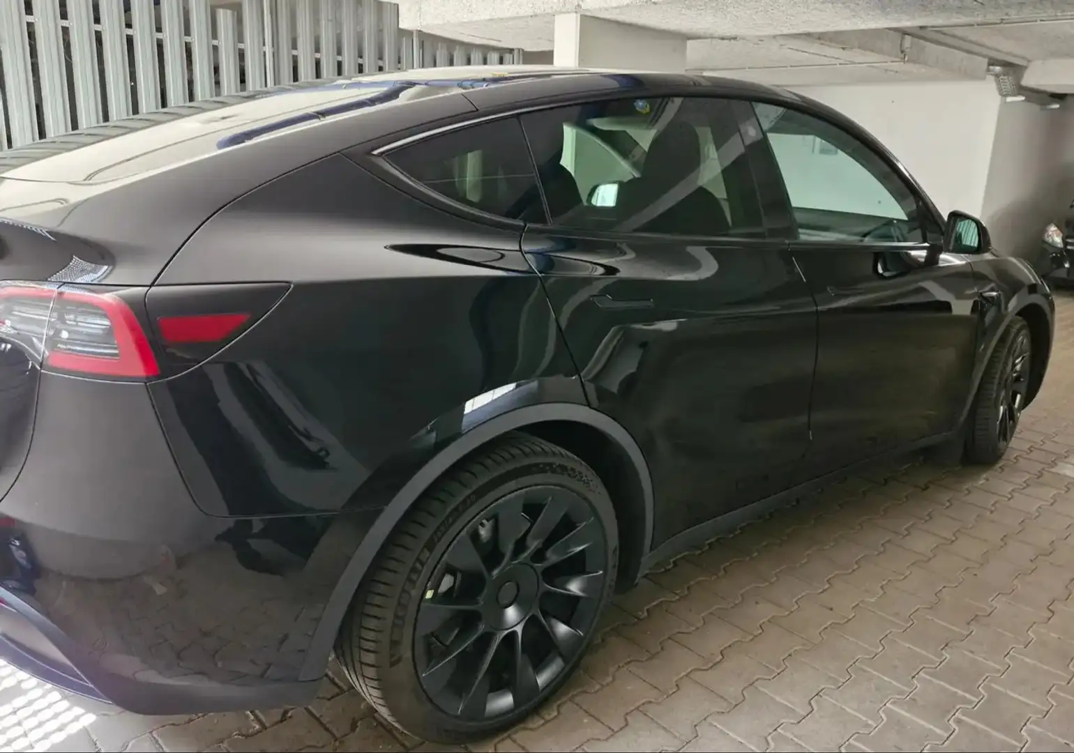 Tesla Model Y Model Y RWD Schwarz - 2