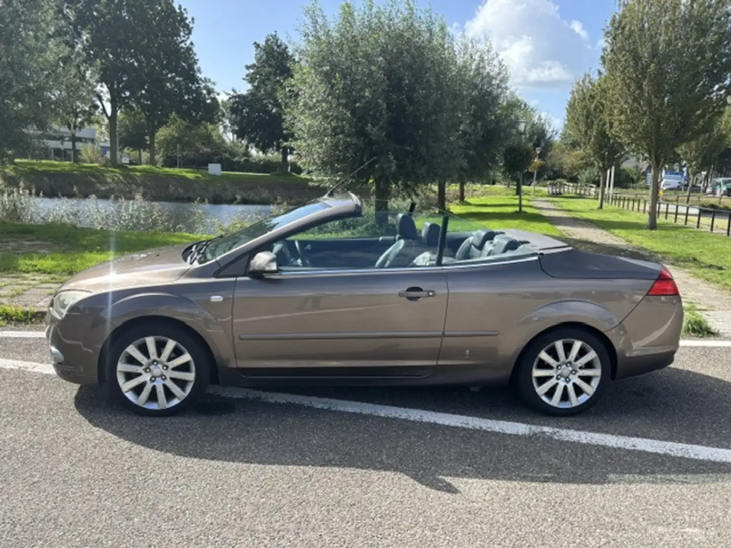 Ford Focus CC Coupé-Cabriolet 1.6-16V Titanium ECC Audio-CD/MP3 Braun - 2