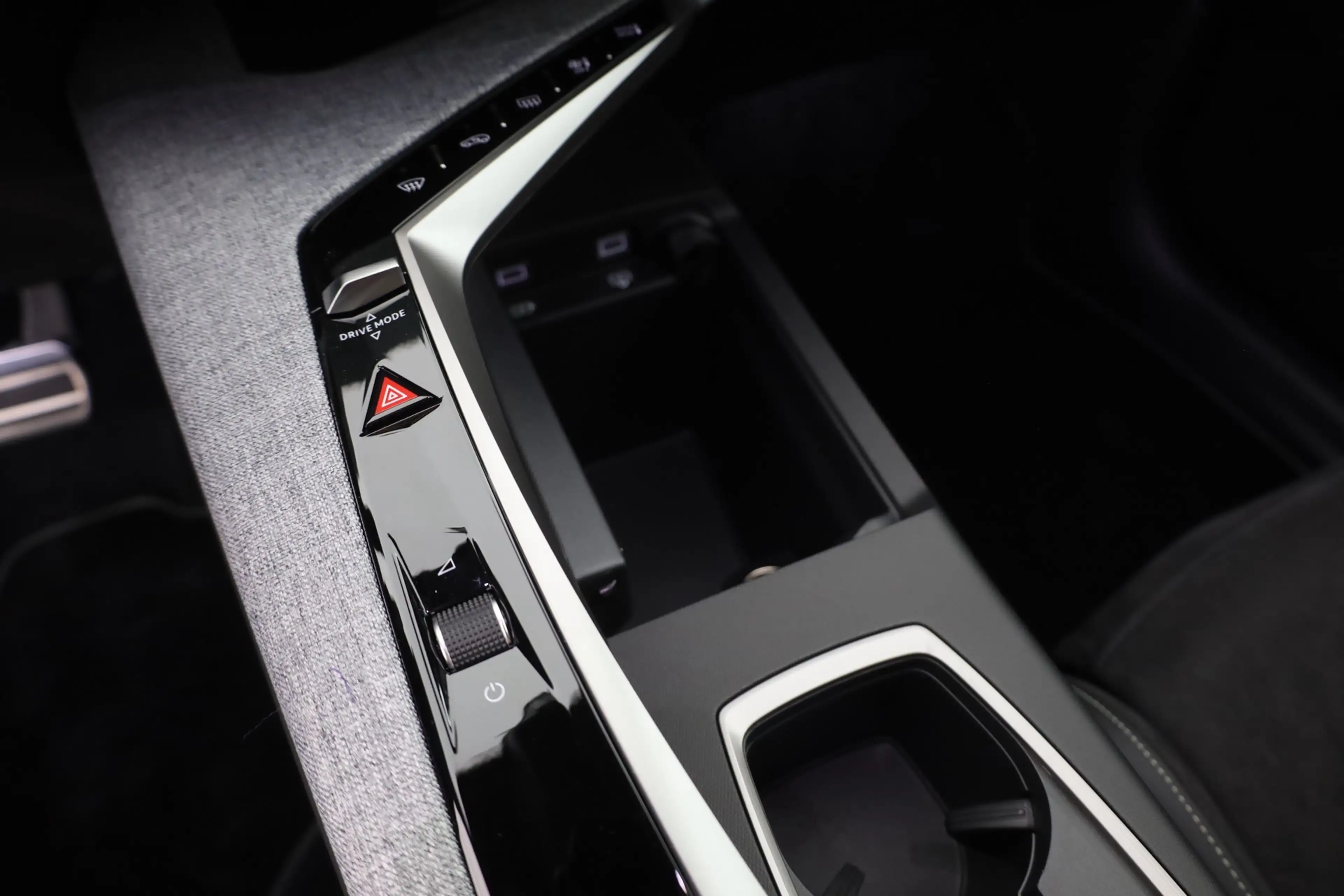 Peugeot 5008 GT Exclusive 1.2 Hybrid Aut. LED ACC Navi 360 — photo 13