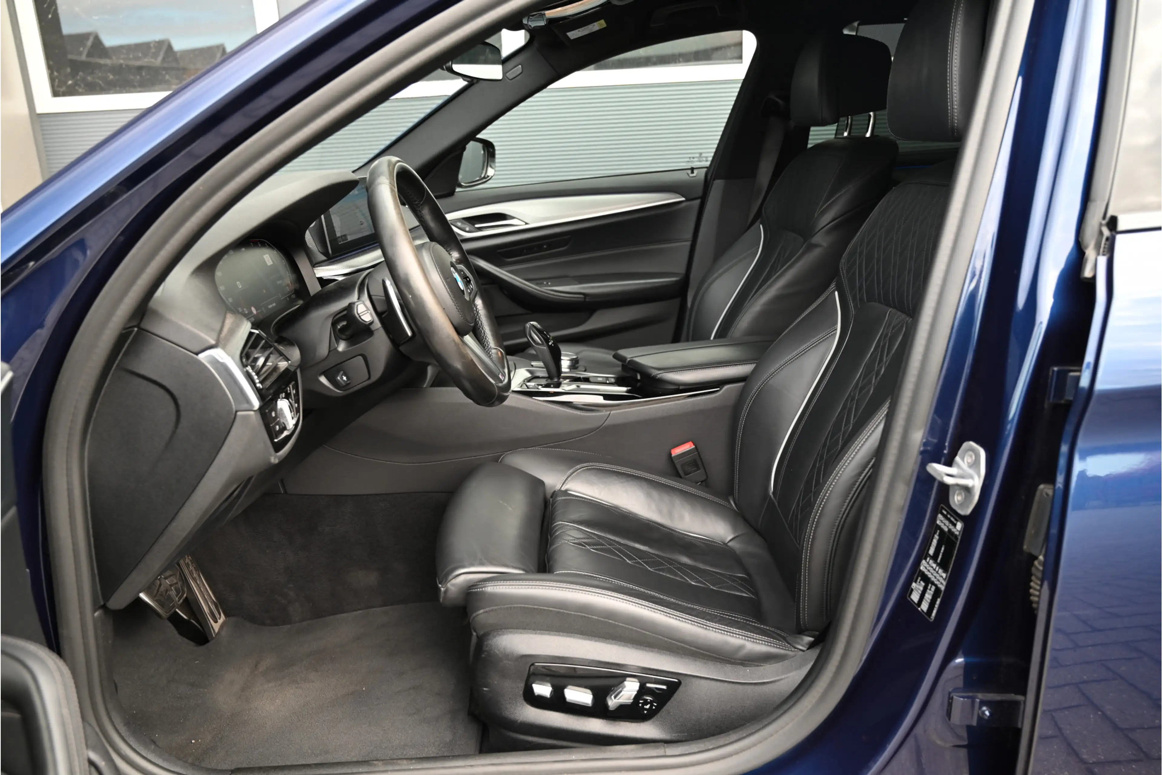 BMW 520 5-serie 520i M-SPORT / AERO PACK / INDIVIDUAL LEDE — photo 3