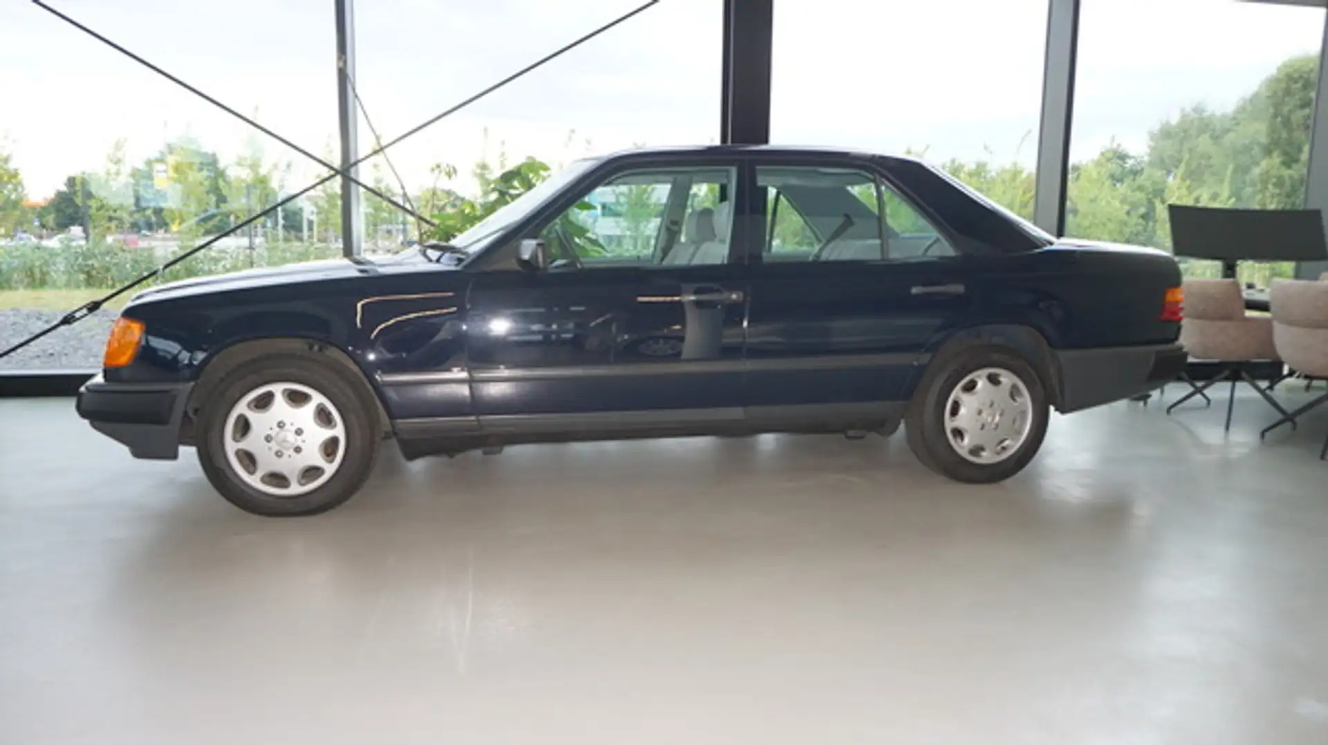 Mercedes-Benz E 260 OLDTIMER H-KENNZEICHEN+SCHECKHEFT+ESSD+TEM Modrá - 1