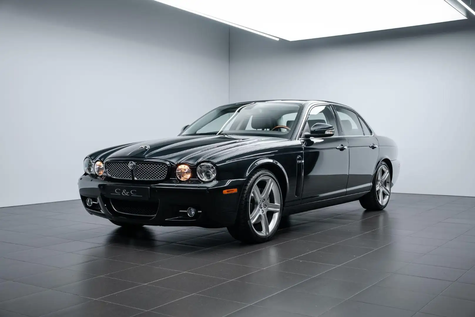Jaguar XJ 2.7 D XJ6 Executive TOP GEPFLEGT/WENIG KM crna - 1