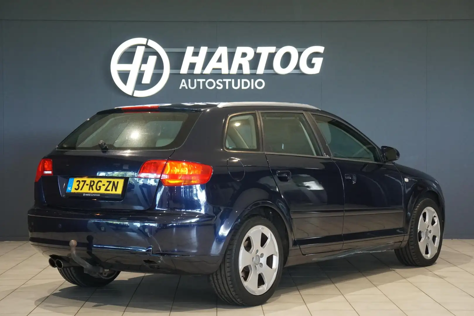 Audi A3 Sportback 2.0 FSI Ambiente AUT. + LEDER / TREKHAAK Blauw - 2