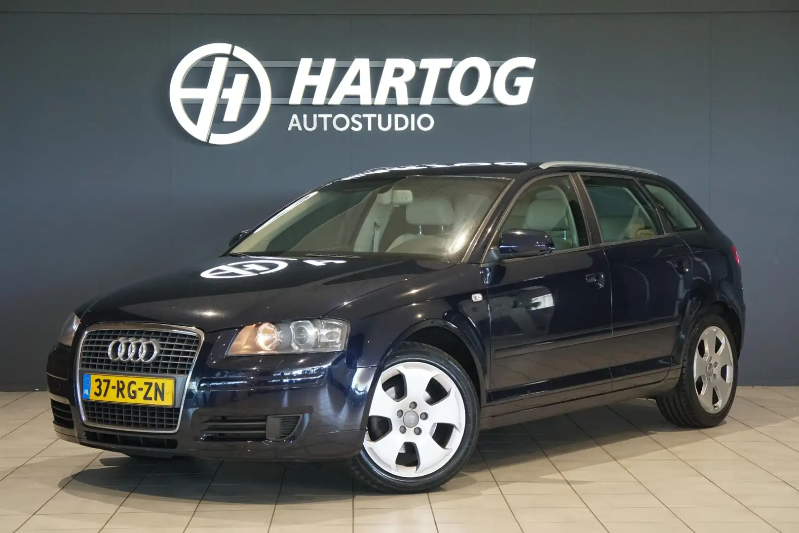 Audi A3 Sportback 2.0 FSI Ambiente AUT. + LEDER / TREKHAAK Blauw - 1