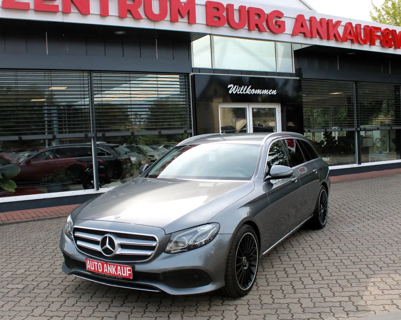 Mercedes-Benz E 220 d T-Modell Multibeam LED Navi AHK elektr. Grau - 2