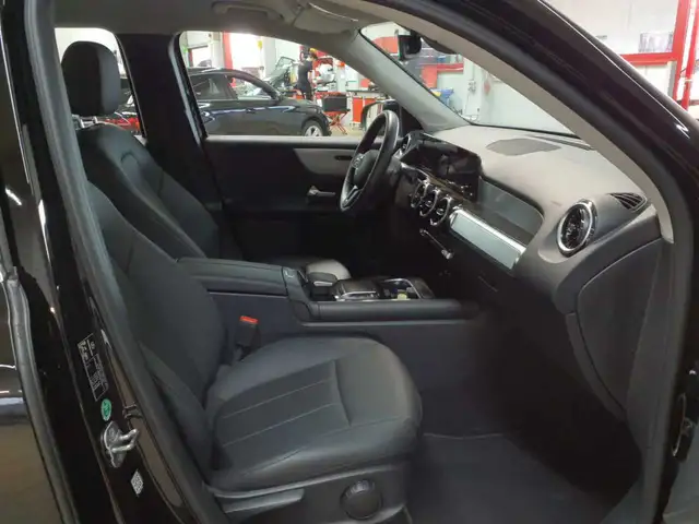 Mercedes-Benz GLB view 8
