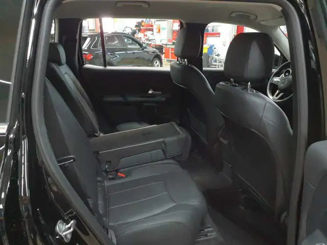 Mercedes-Benz GLB view 14
