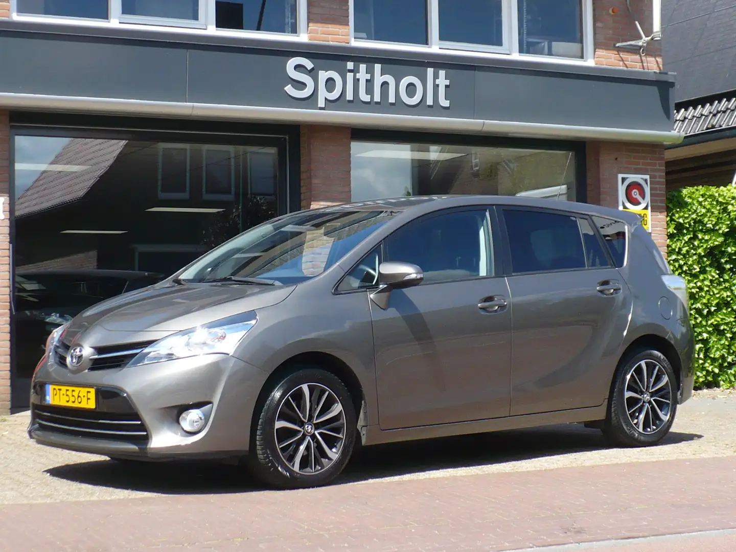 Toyota Verso 1.8 VVT-i 147pk Aut (5P) Dynamic Grijs - 2