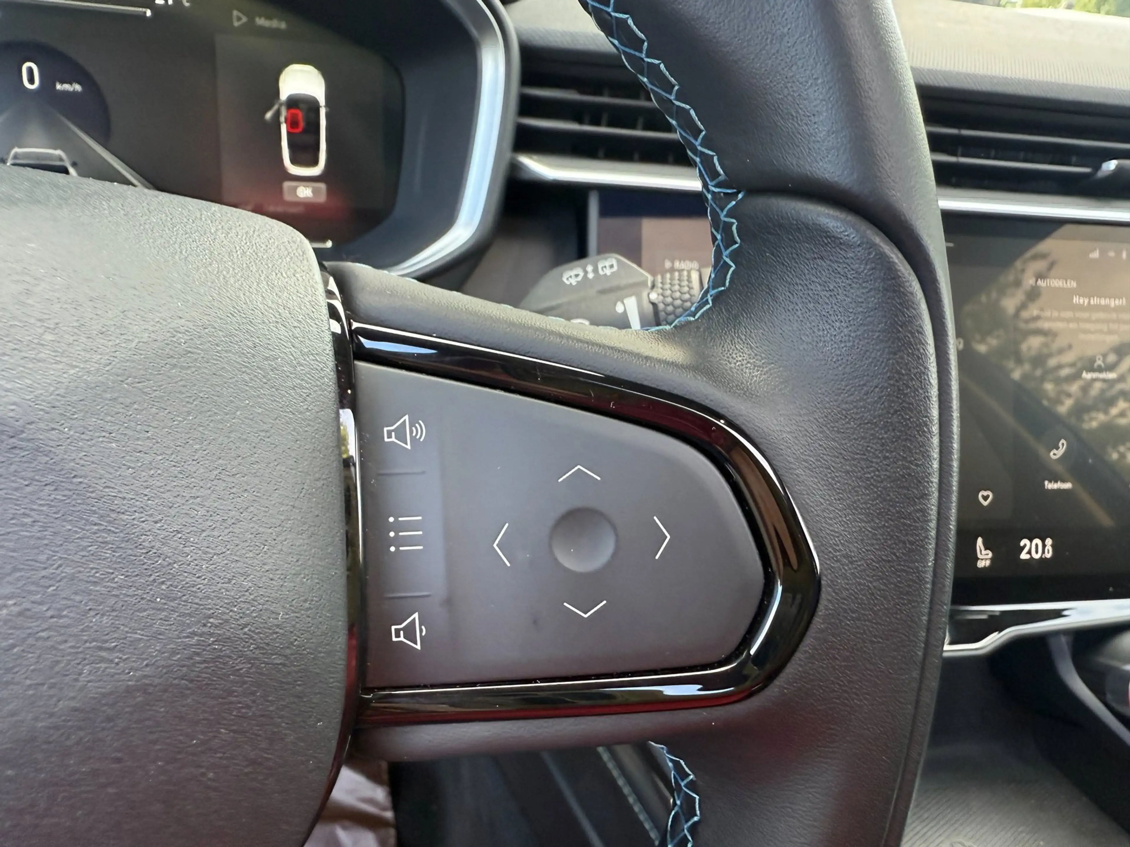 Lynk & Co 01 1.5 More PHEV Panorama, Winter pack, Navi, Camera — photo 15