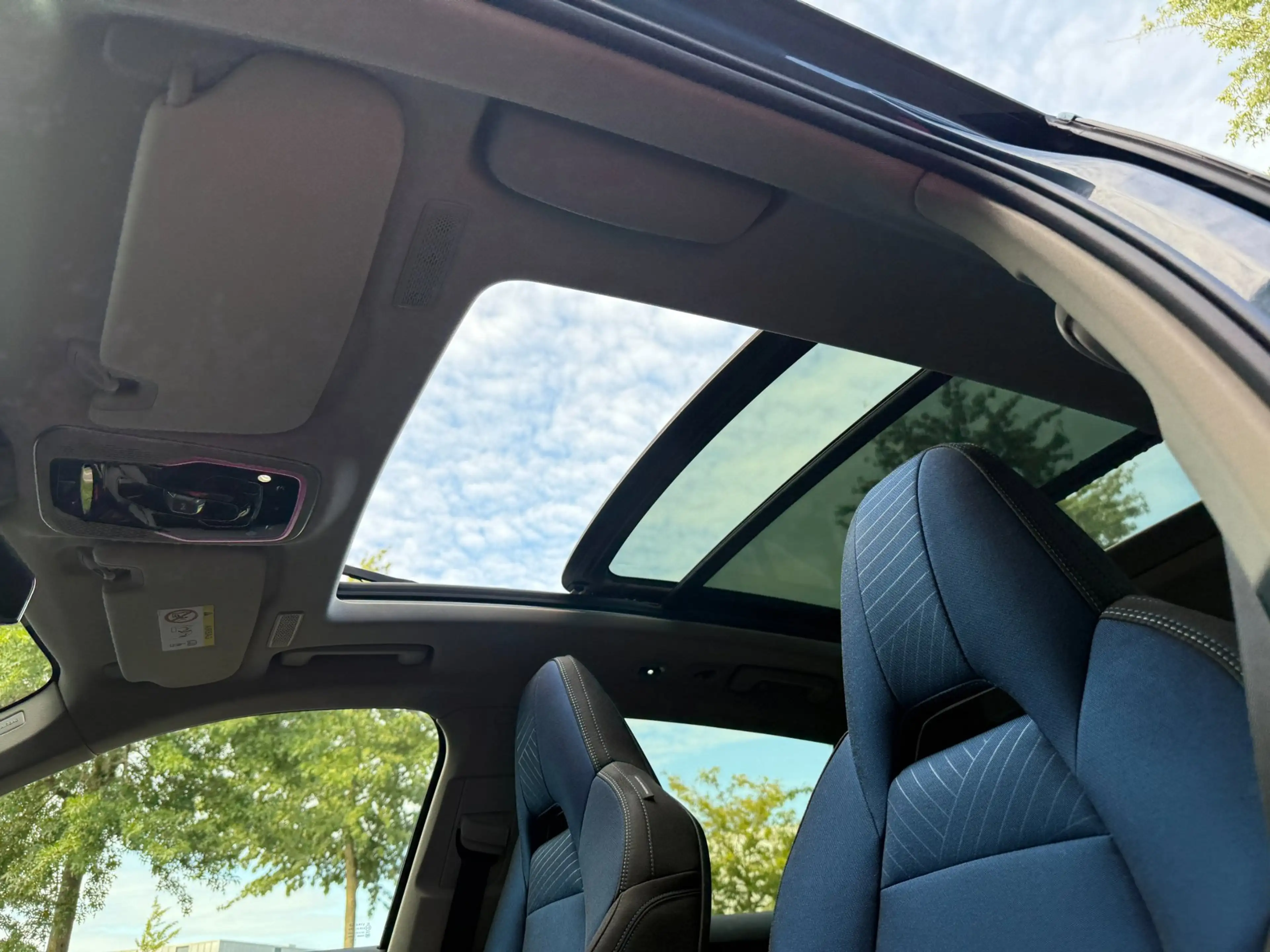Lynk & Co 01 1.5 More PHEV Panorama, Winter pack, Navi, Camera — photo 10