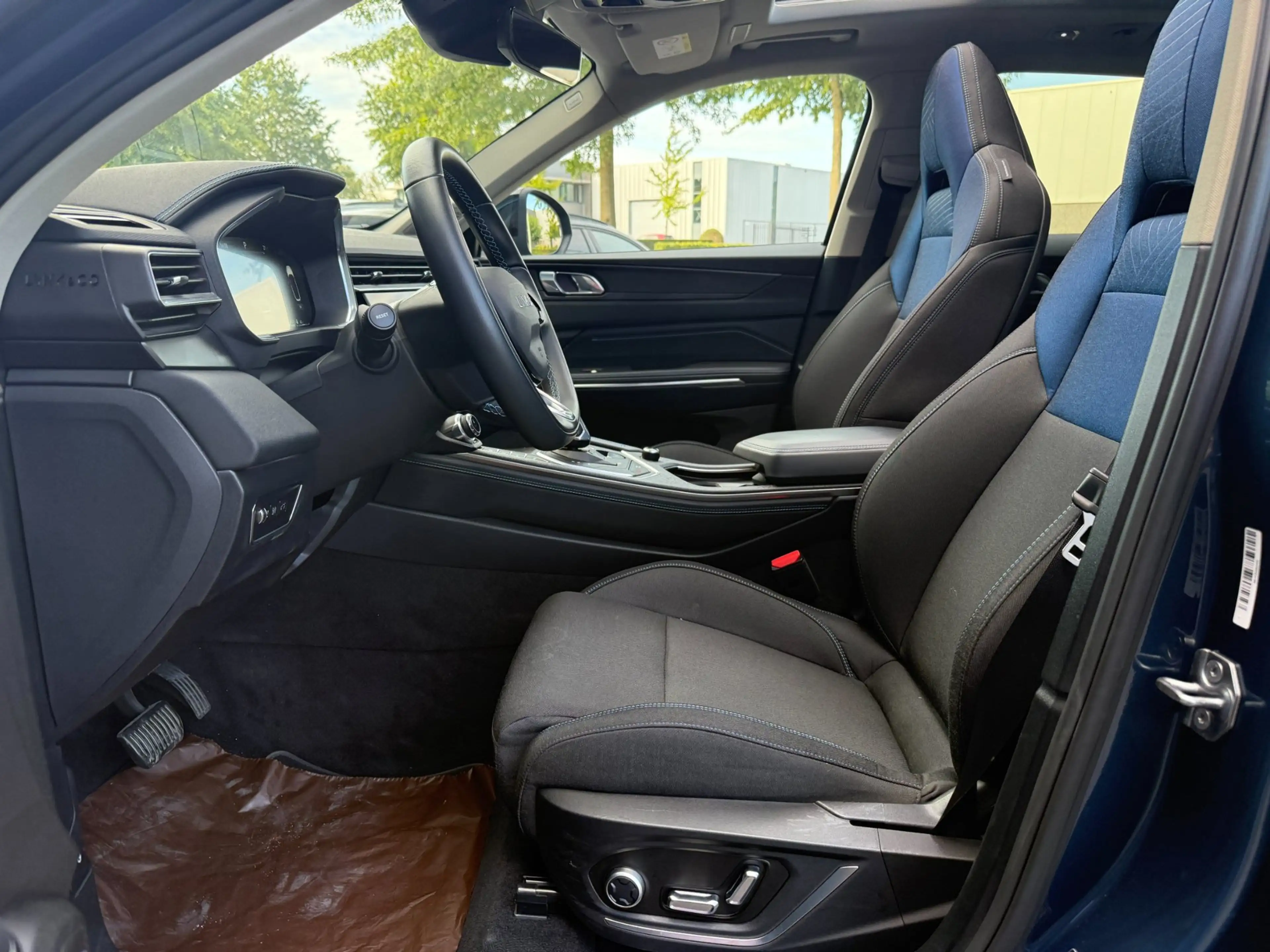 Lynk & Co 01 1.5 More PHEV Panorama, Winter pack, Navi, Camera — photo 8