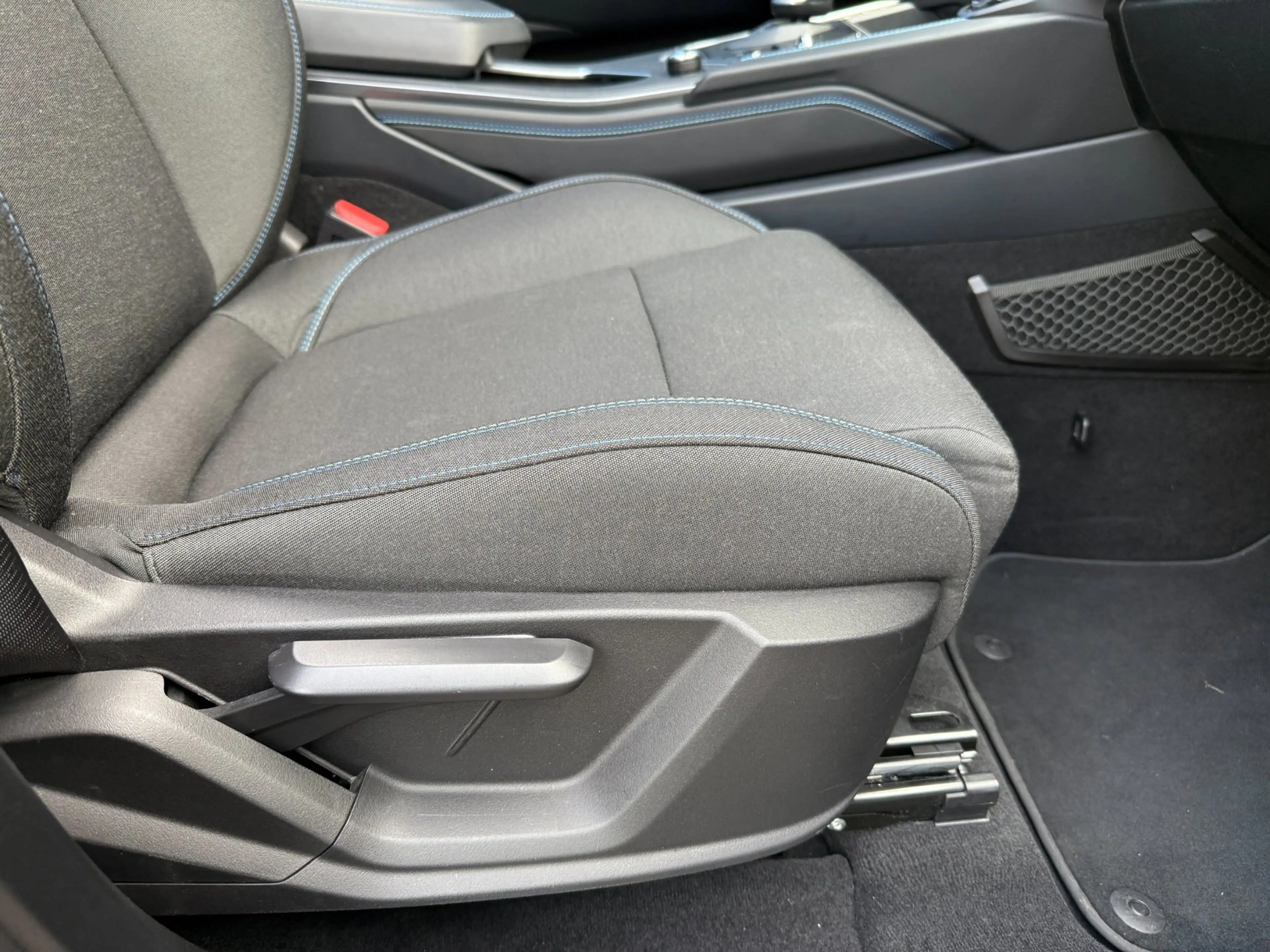 Lynk & Co 01 1.5 More PHEV Panorama, Winter pack, Navi, Camera — photo 26