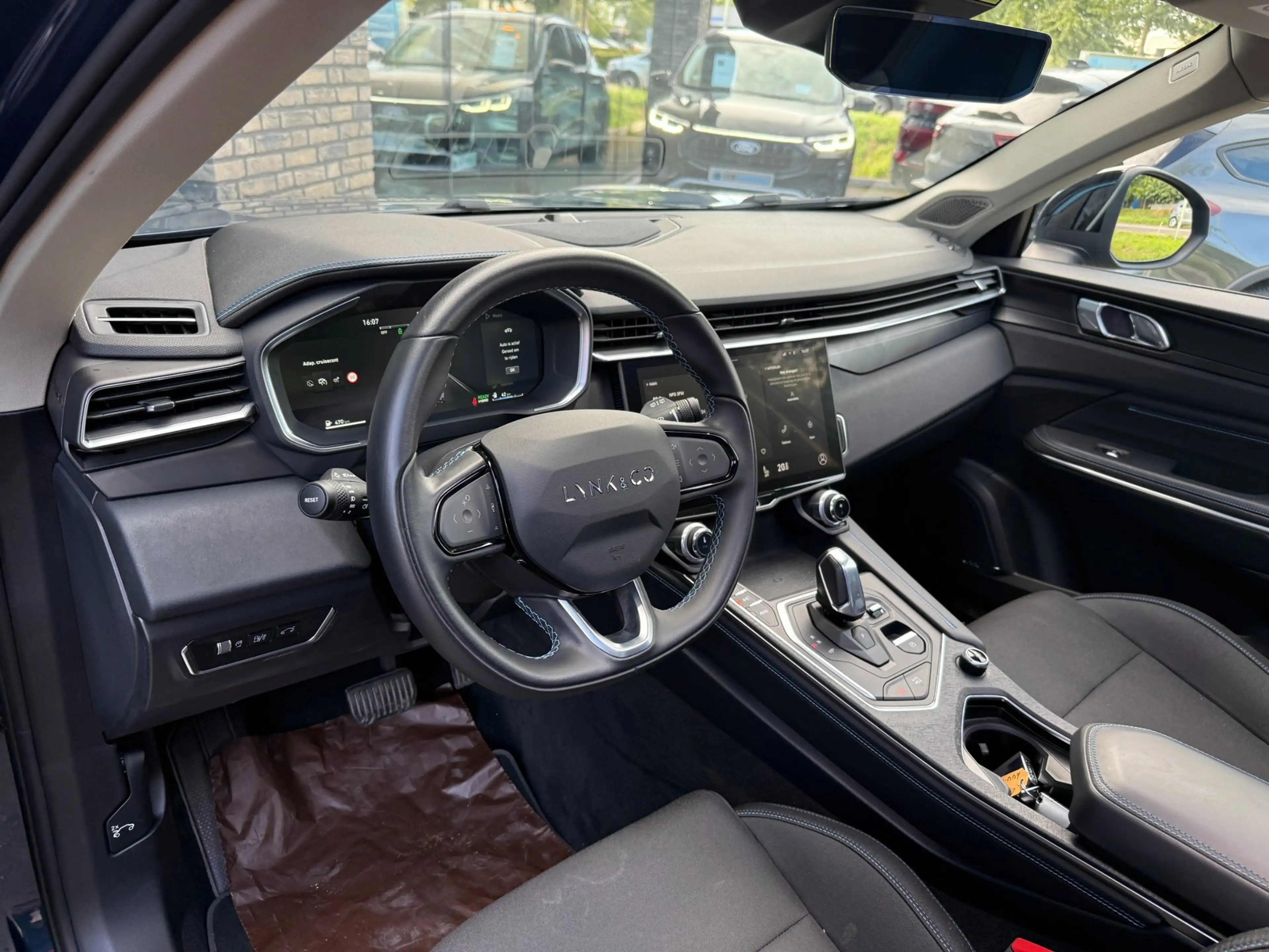 Lynk & Co 01 1.5 More PHEV Panorama, Winter pack, Navi, Camera — photo 9