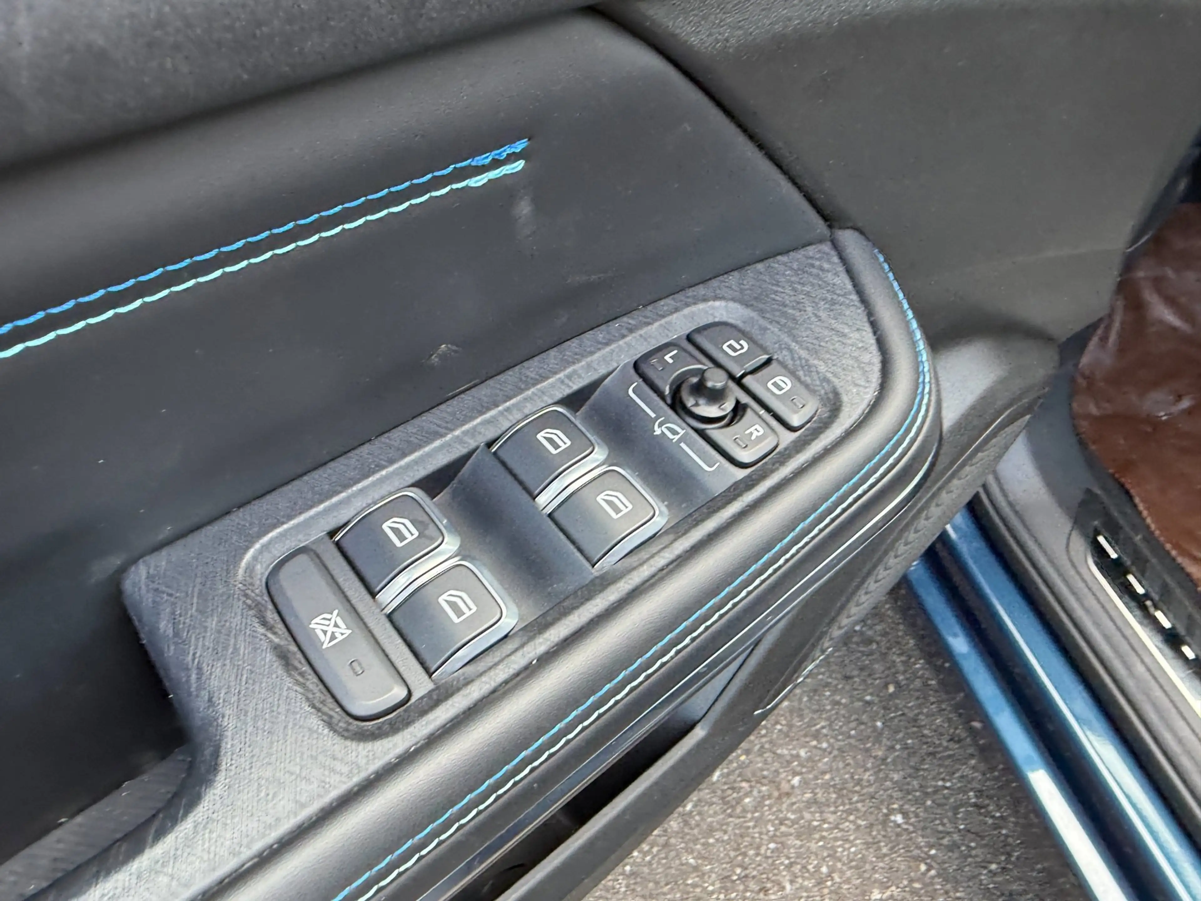 Lynk & Co 01 1.5 More PHEV Panorama, Winter pack, Navi, Camera — photo 13