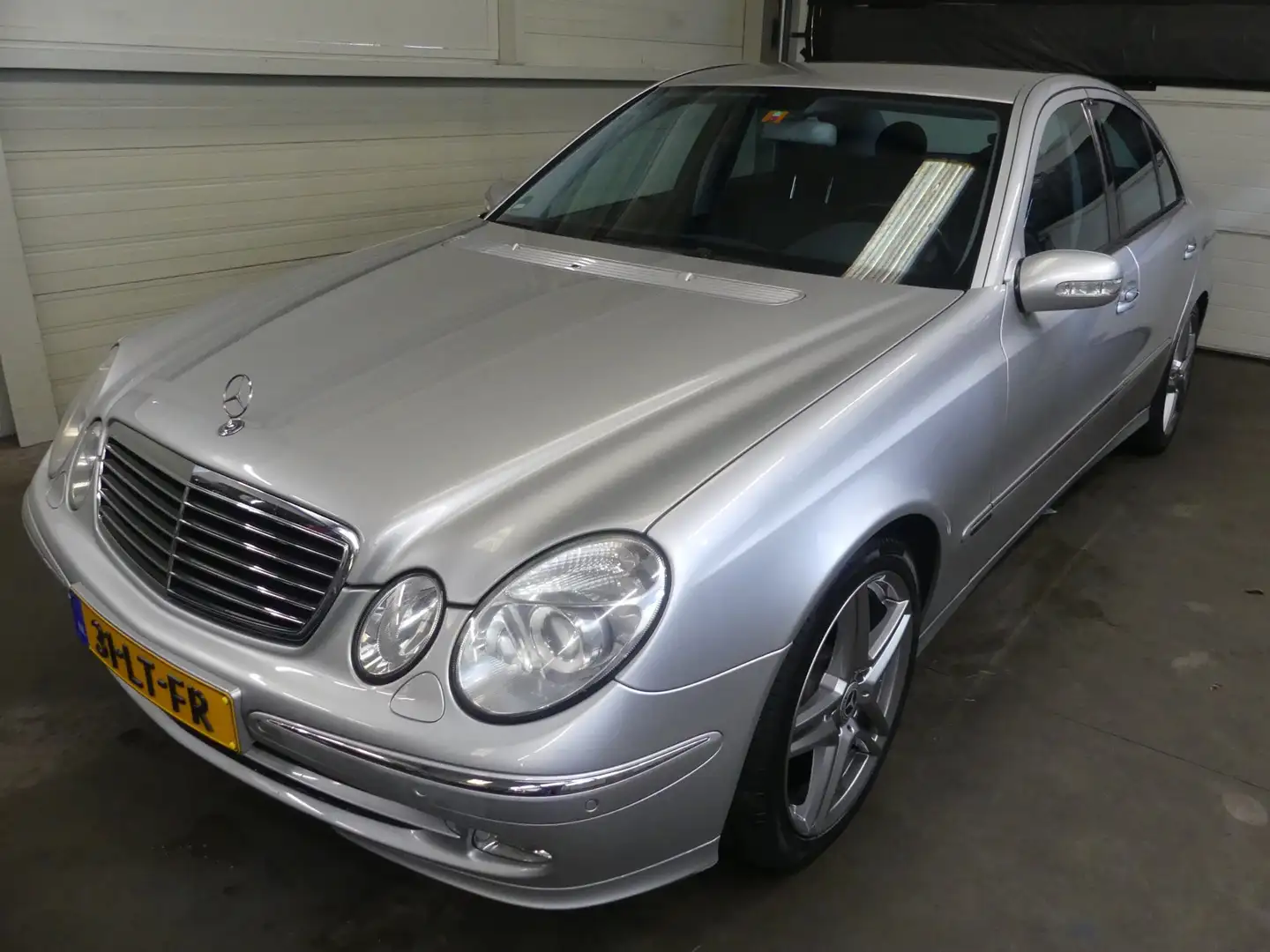 Mercedes-Benz E 240 Avantgarde - Automaat - Mooie Auto Grau - 1