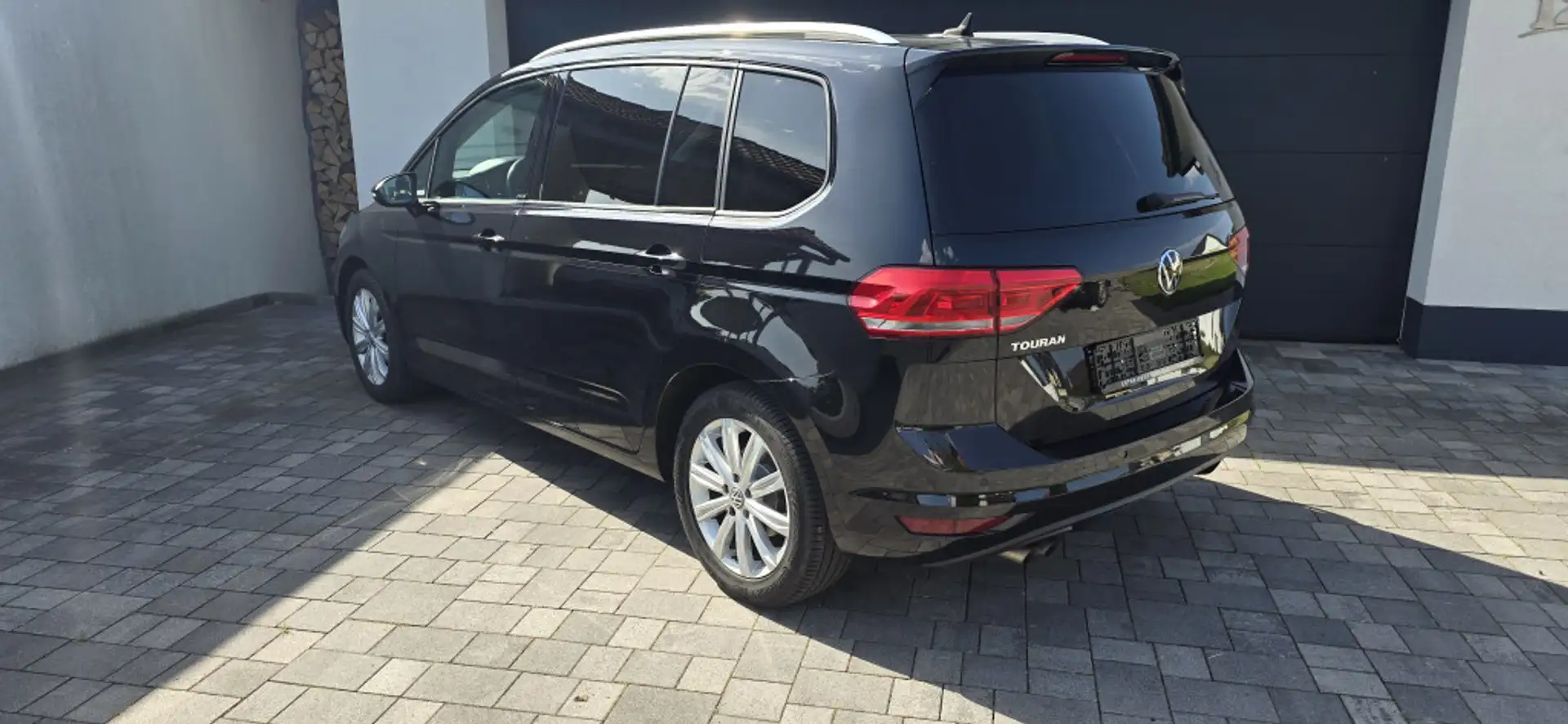 Volkswagen Touran 2.0 TDI DSG United 7Si Dynaudio NAV STDHZ Zwart - 2