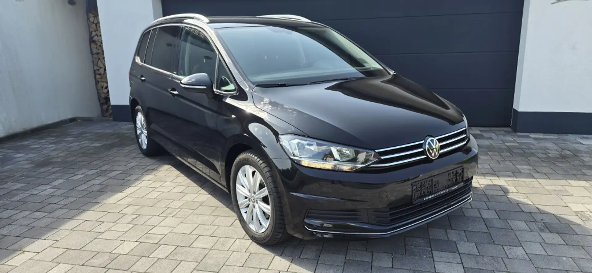 Volkswagen Touran 2.0 TDI DSG United 7Si Dynaudio NAV STDHZ Zwart - 1