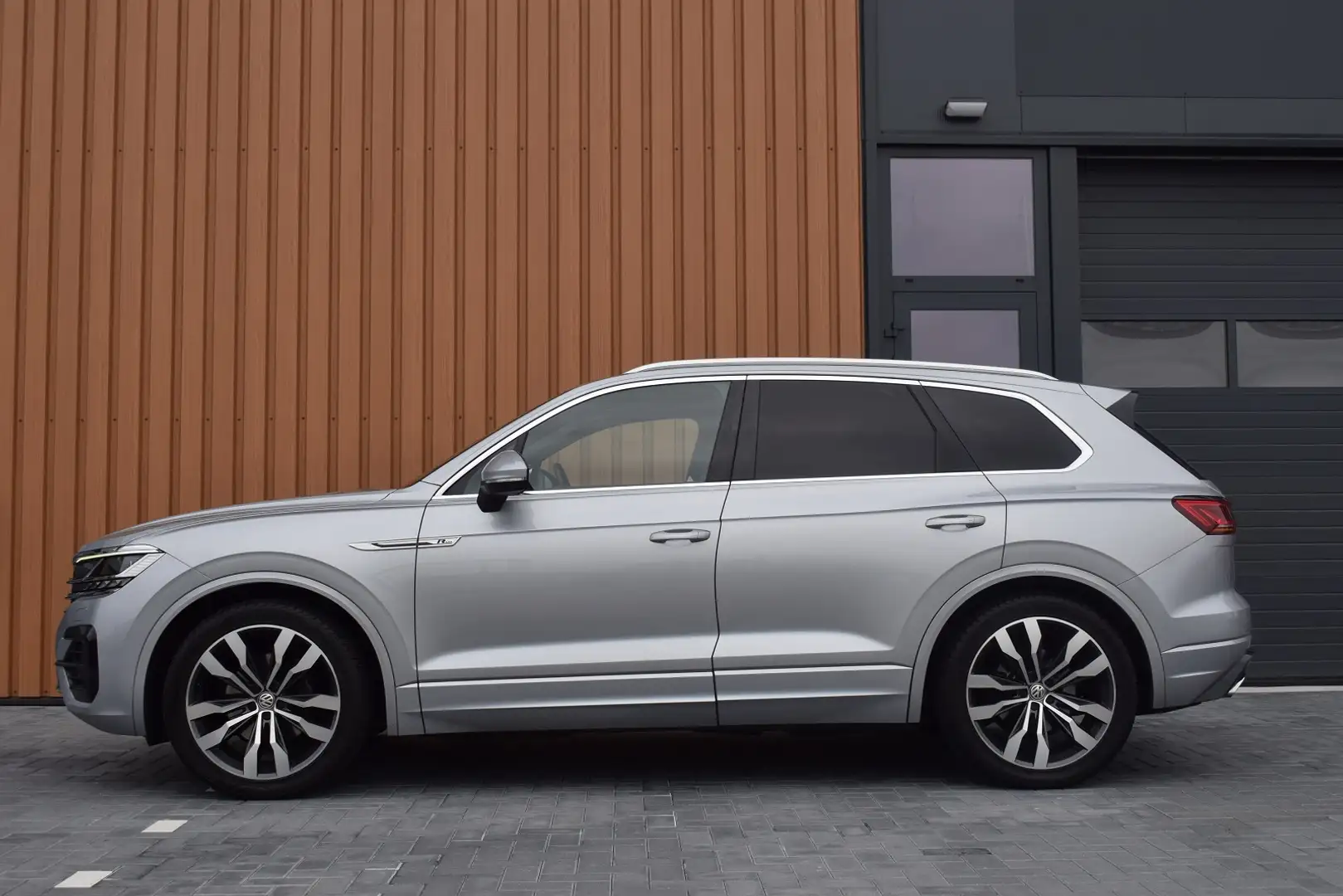 Volkswagen Touareg 3.0 TDI 286pk R-line | Grijs Kenteken | Luchtverin Grijs - 2
