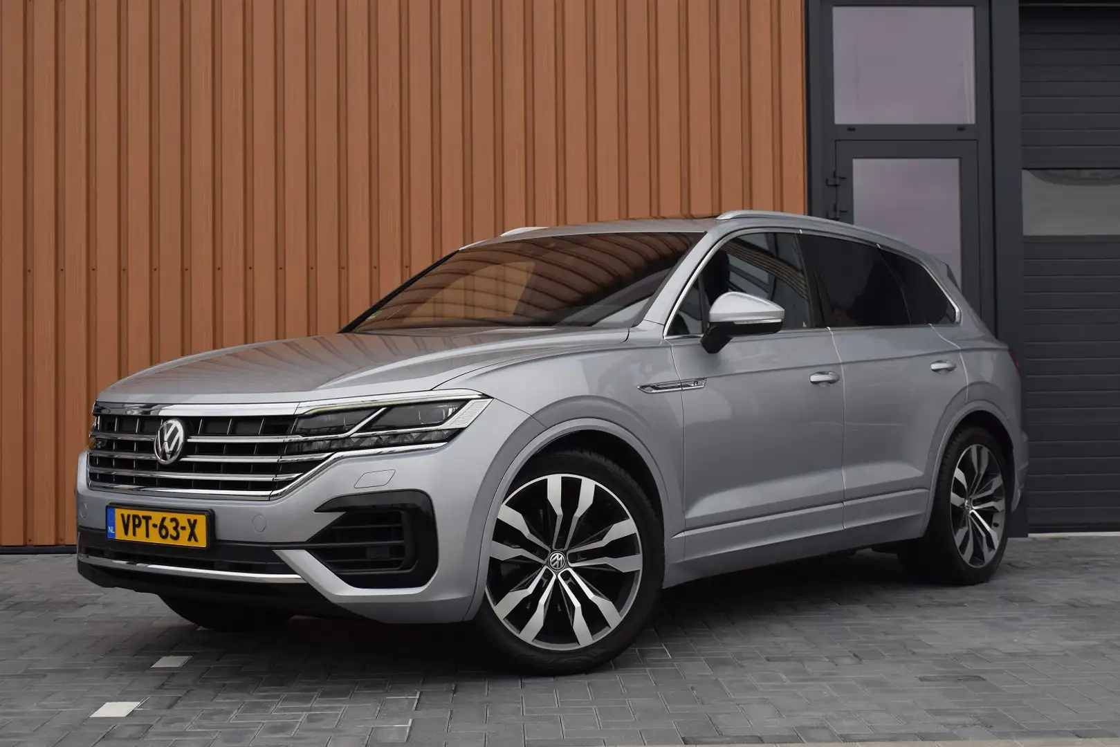 Volkswagen Touareg 3.0 TDI 286pk R-line | Grijs Kenteken | Luchtverin Grijs - 1